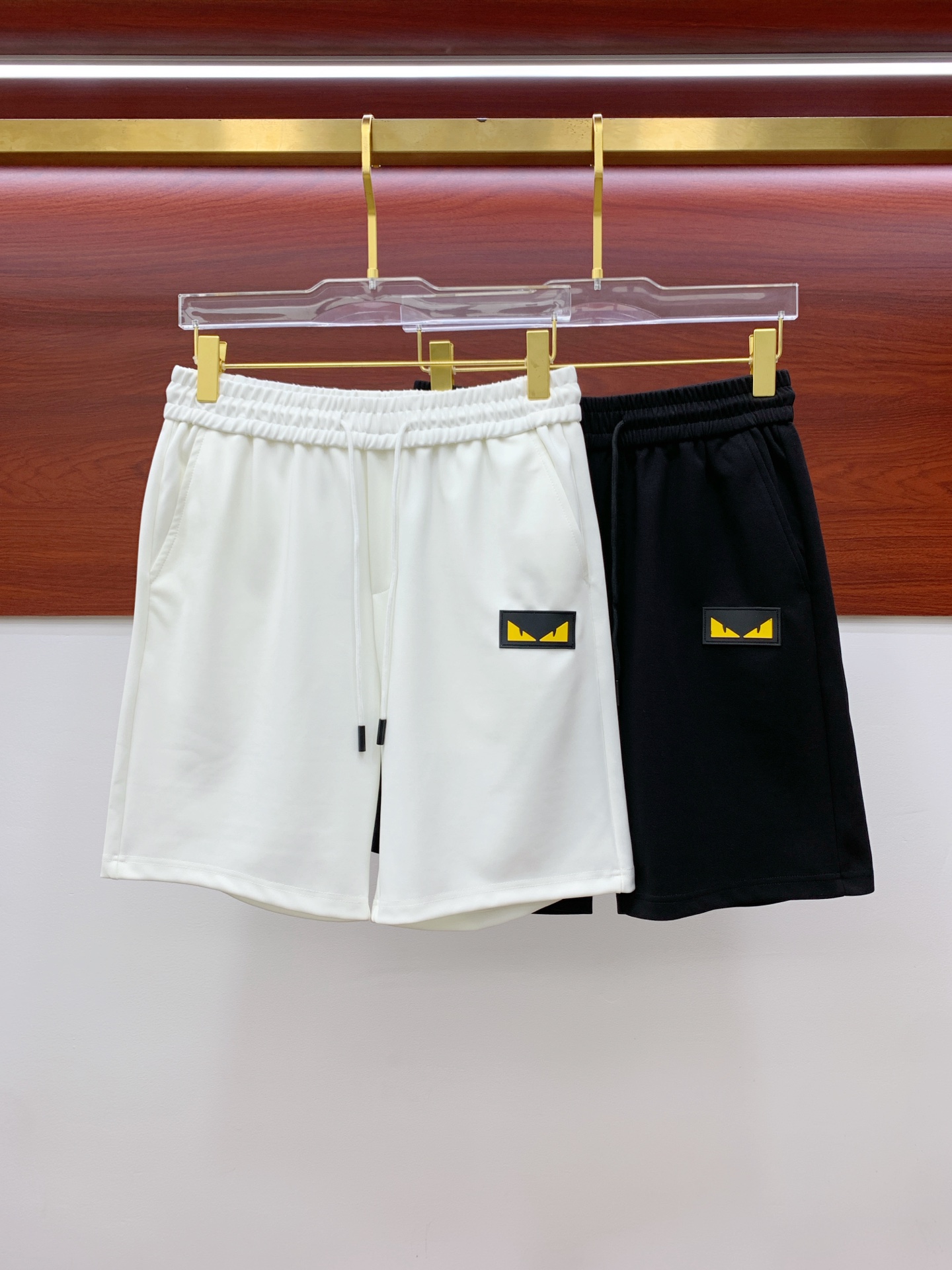 NO:138048,Fendi 2025 spring and summer new men's casual shorts, high-end products are simple, fashionable and generous, customized original imported fabrics, simple, neat and refreshing, the quality workmanship details can withstand any form of inspection, simple, generous and versatile, elegant and handsome, and a brand new visual feeling!  He has invincible appearance, excellent details, and is not picky about others!  Code number M-3xL, fendi, shorts, alexander wang19860909芬迪 2025春夏新款男士休闲短裤 高端货简洁时尚大方 定制原版进口面料 简洁利落又清爽 品质做工细节经得起任何形式检验简约大方百搭款 上身优雅帅气,焕然一新的即视感！品相无敌,细节都很到位,上身不挑人！ 码数M-3xL,,fendi,shorts,alexander wang,Men's clothing