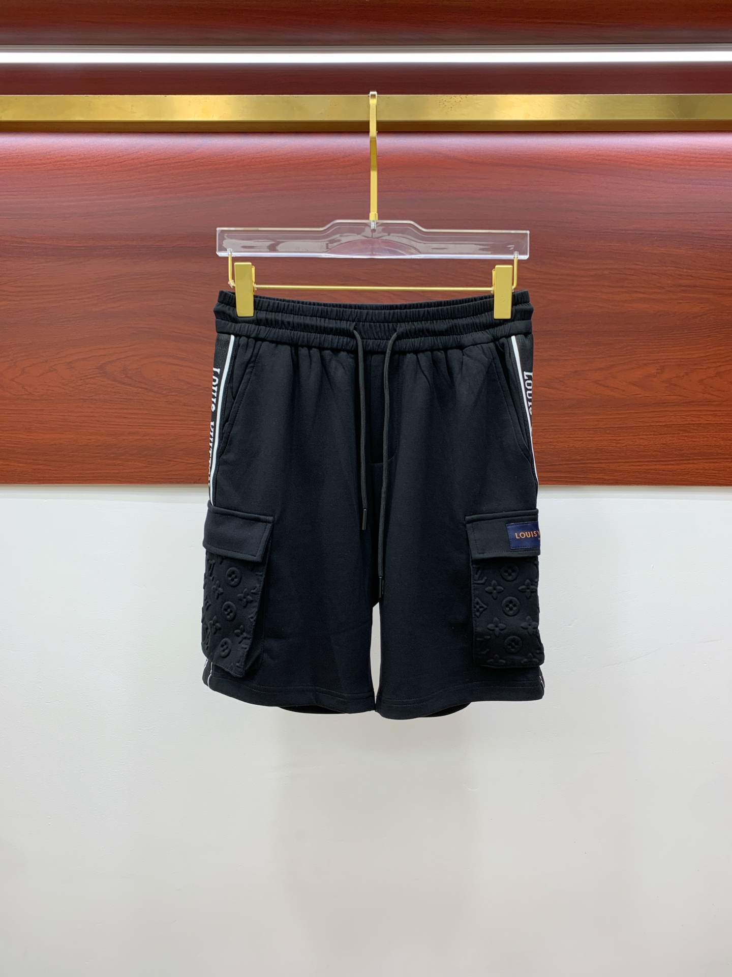 NO:138014,Lv 2025 spring and summer new men's casual shorts, high-end products are simple, fashionable and generous, customized original imported fabrics, simple, neat and refreshing, the quality workmanship details can withstand any form of inspection, simple, generous and versatile, elegant and handsome, and a brand new visual feeling!  He has invincible appearance, excellent details, and is not picky about others!  Code number M-3xL, louis vuitton, shorts, alexander wang19860909Lv 2025春夏新款男士休闲短裤 高端货简洁时尚大方 定制原版进口面料 简洁利落又清爽 品质做工细节经得起任何形式检验简约大方百搭款 上身优雅帅气,焕然一新的即视感！品相无敌,细节都很到位,上身不挑人！ 码数M-3xL,,louis vuitton,shorts,alexander wang,Men's clothing