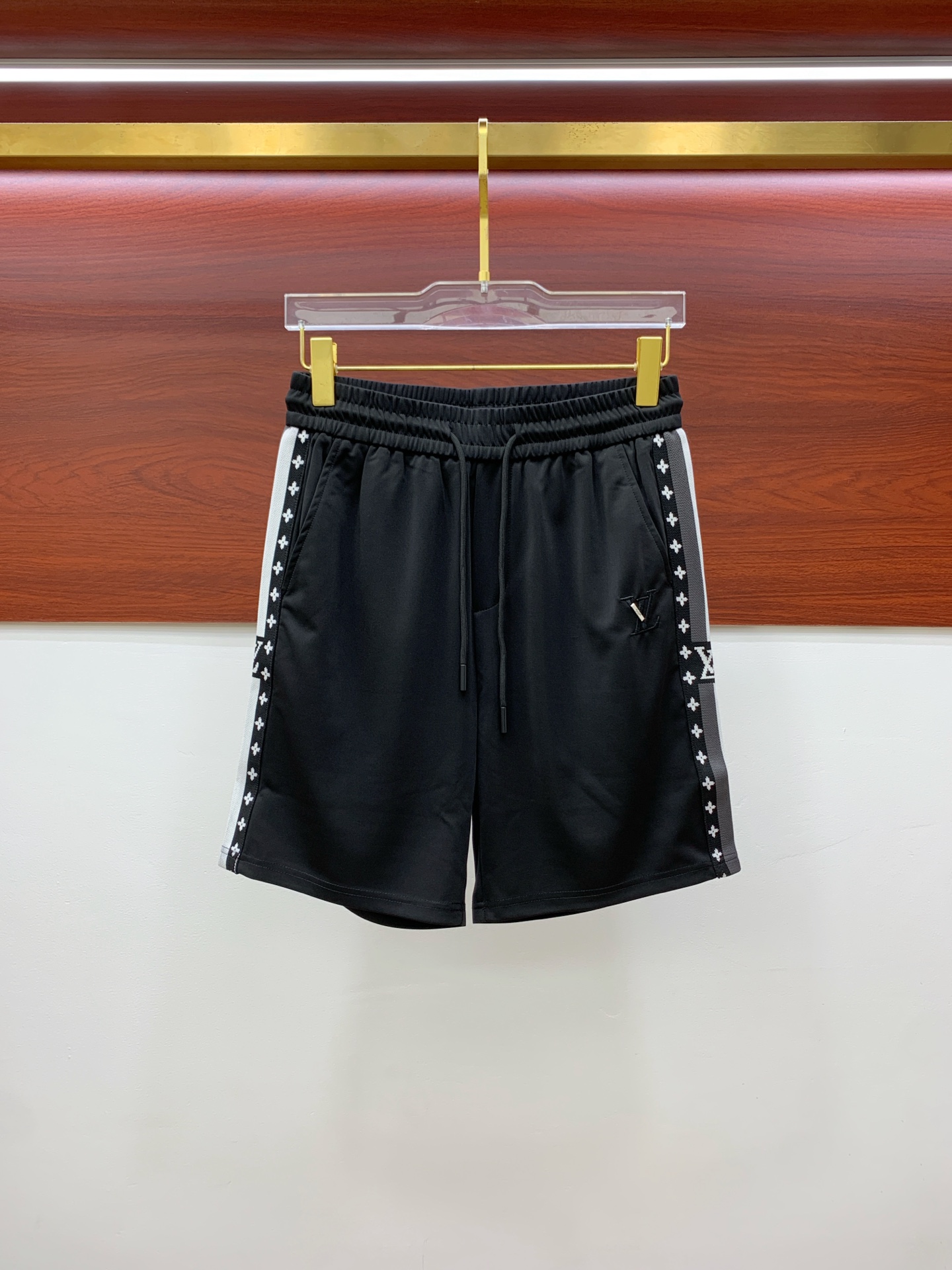 NO:138066,Lv 2025 spring and summer new men's casual shorts, high-end products are simple, fashionable and generous, customized original imported fabrics, simple, neat and refreshing, the quality workmanship details can withstand any form of inspection, simple, generous and versatile, elegant and handsome, and a brand new visual feeling!  He has invincible appearance, excellent details, and is not picky about others!  Code number M-3xL, louis vuitton, shorts, alexander wang19860909Lv 2025春夏新款男士休闲短裤 高端货简洁时尚大方 定制原版进口面料 简洁利落又清爽 品质做工细节经得起任何形式检验简约大方百搭款 上身优雅帅气,焕然一新的即视感！品相无敌,细节都很到位,上身不挑人！ 码数M-3xL,,louis vuitton,shorts,alexander wang,Men's clothing