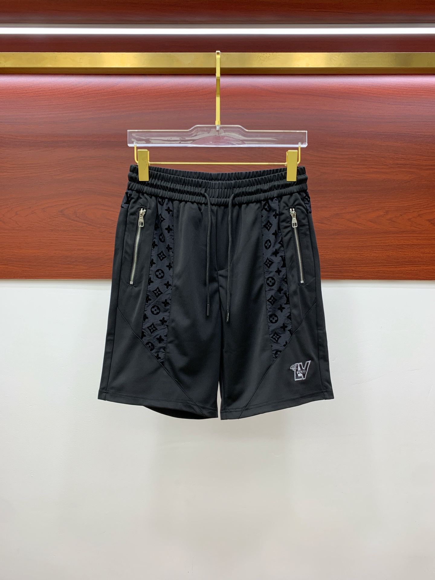 NO:138100,Lv 2025 spring and summer new men's casual shorts, high-end products are simple, fashionable and generous, customized original imported fabrics, simple, neat and refreshing, the quality workmanship details can withstand any form of inspection, simple, generous and versatile, elegant and handsome, and a brand new visual feeling!  He has invincible appearance, excellent details, and is not picky about others!  Code number M-3xL, louis vuitton, shorts, alexander wang19860909Lv 2025春夏新款男士休闲短裤 高端货简洁时尚大方 定制原版进口面料 简洁利落又清爽 品质做工细节经得起任何形式检验简约大方百搭款 上身优雅帅气,焕然一新的即视感！品相无敌,细节都很到位,上身不挑人！ 码数M-3xL,,louis vuitton,shorts,alexander wang,Men's clothing