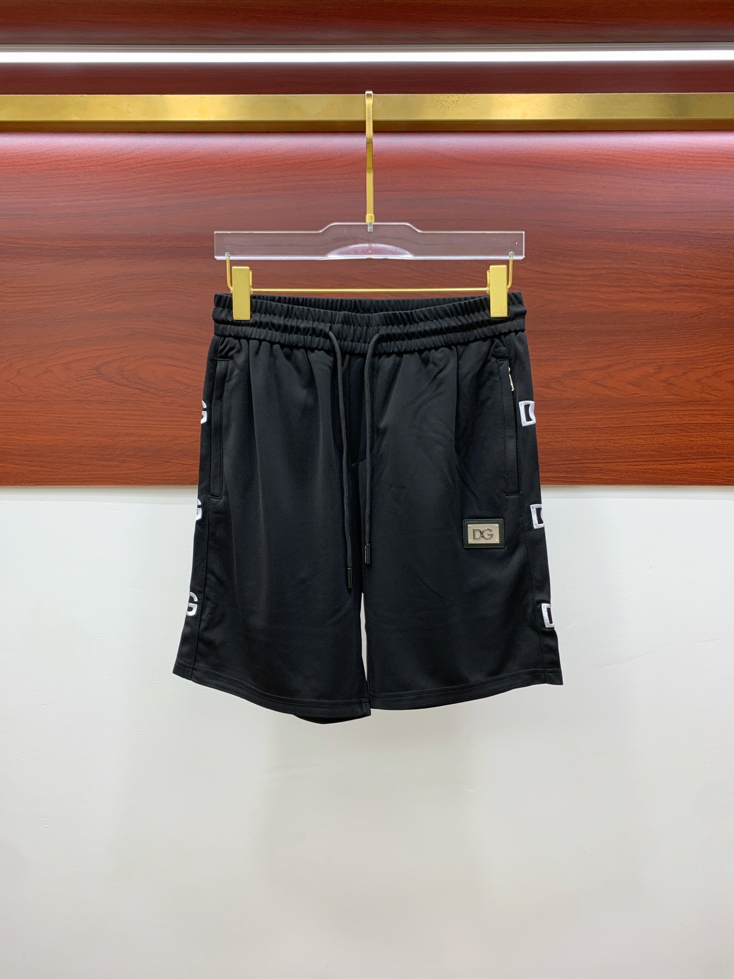 NO:138026,DG 2025 spring and summer new men's casual shorts, high-end products are simple, fashionable and generous, customized original imported fabrics, simple, neat and refreshing, the quality workmanship details can withstand any form of inspection, simple, generous and versatile, elegant and handsome, and a brand new visual feeling!  He has invincible appearance, excellent details, and is not picky about others!  Code number M-3xL, Dolce & Gabbana, shorts, alexander wang19860909DG 2025春夏新款男士休闲短裤 高端货简洁时尚大方 定制原版进口面料 简洁利落又清爽 品质做工细节经得起任何形式检验简约大方百搭款 上身优雅帅气,焕然一新的即视感！品相无敌,细节都很到位,上身不挑人！ 码数M-3xL,,Dolce&Gabbana,shorts,alexander wang,Men's clothing