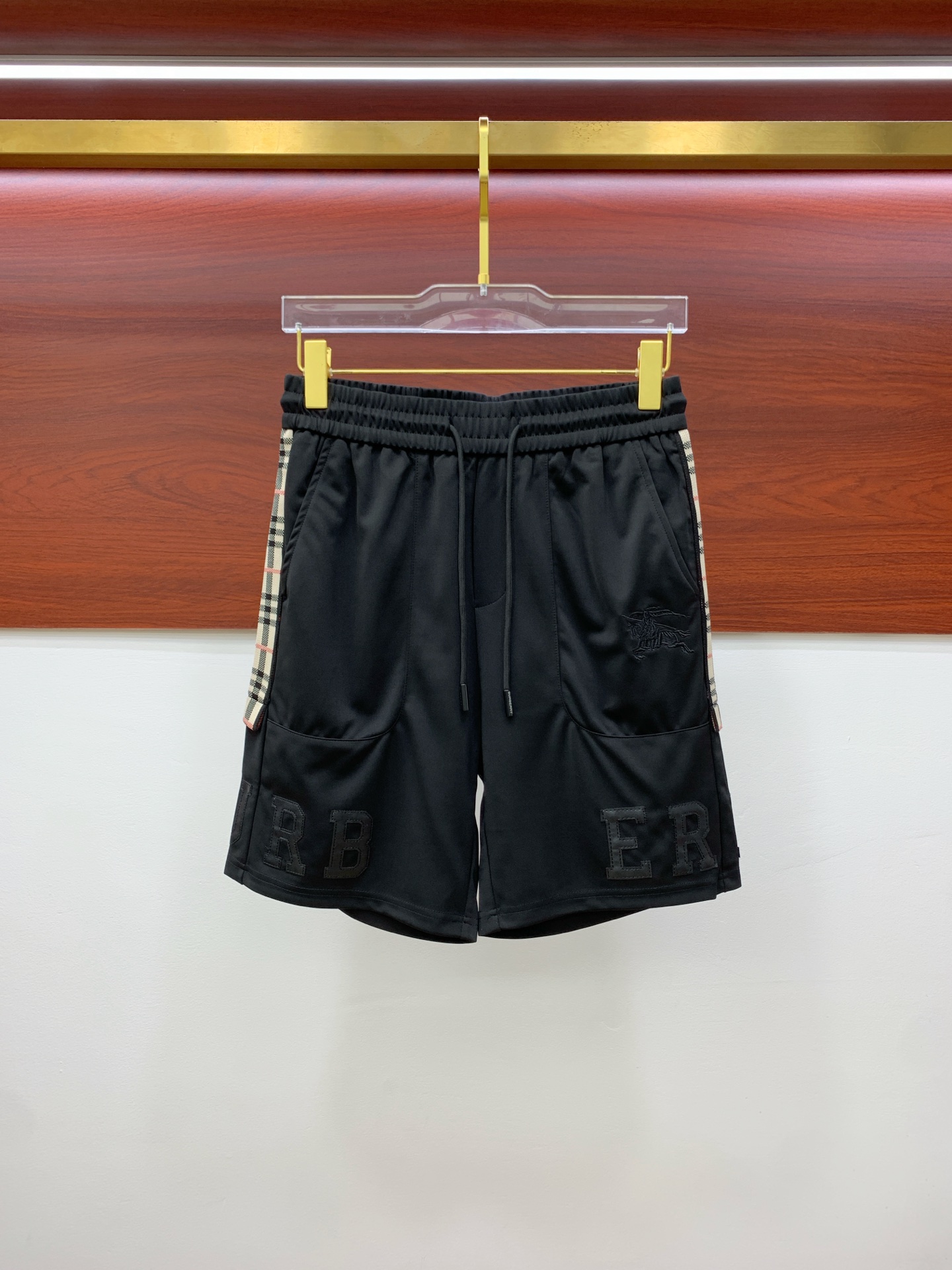 NO:857906,Burberry's 2026 new spring and summer men's casual shorts are high-end products that are simple, fashionable and elegant. Customized original imported fabrics are simple, neat and refreshing. The quality workmanship details can withstand any form of inspection. Simple and elegant, versatile style. The upper body is elegant and handsome, giving you a brand new sense of sight!  The appearance is incomparable, the details are in place, and the upper body is not picky!  Size M-3xL,,burberry,shorts,19860909巴宝莉 2026春夏新款男士休闲短裤 高端货简洁时尚大方 定制原版进口面料 简洁利落又清爽 品质做工细节经得起任何形式检验简约大方百搭款 上身优雅帅气,焕然一新的即视感！品相无敌,细节都很到位,上身不挑人！ 码数M-3xL,,burberry,shorts,,Men's clothing