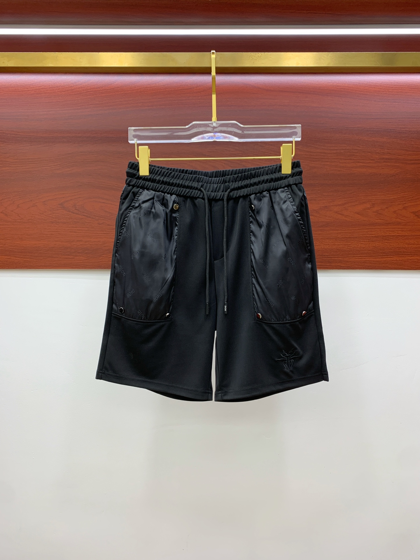 NO:858019,Dior's new 2026 spring and summer men's casual shorts are high-end products that are simple, fashionable and elegant. Customized original imported fabrics are simple, neat and refreshing. The quality workmanship details can withstand any form of inspection. Simple and generous, versatile style. The upper body is elegant and handsome, giving you a brand new sense of sight!  The appearance is incomparable, the details are in place, and the upper body is not picky!  Size M-3xL,,dior,shorts,19860909迪奥 2026春夏新款男士休闲短裤 高端货简洁时尚大方 定制原版进口面料 简洁利落又清爽 品质做工细节经得起任何形式检验简约大方百搭款 上身优雅帅气,焕然一新的即视感！品相无敌,细节都很到位,上身不挑人！ 码数M-3xL,,dior,shorts,,Men's clothing