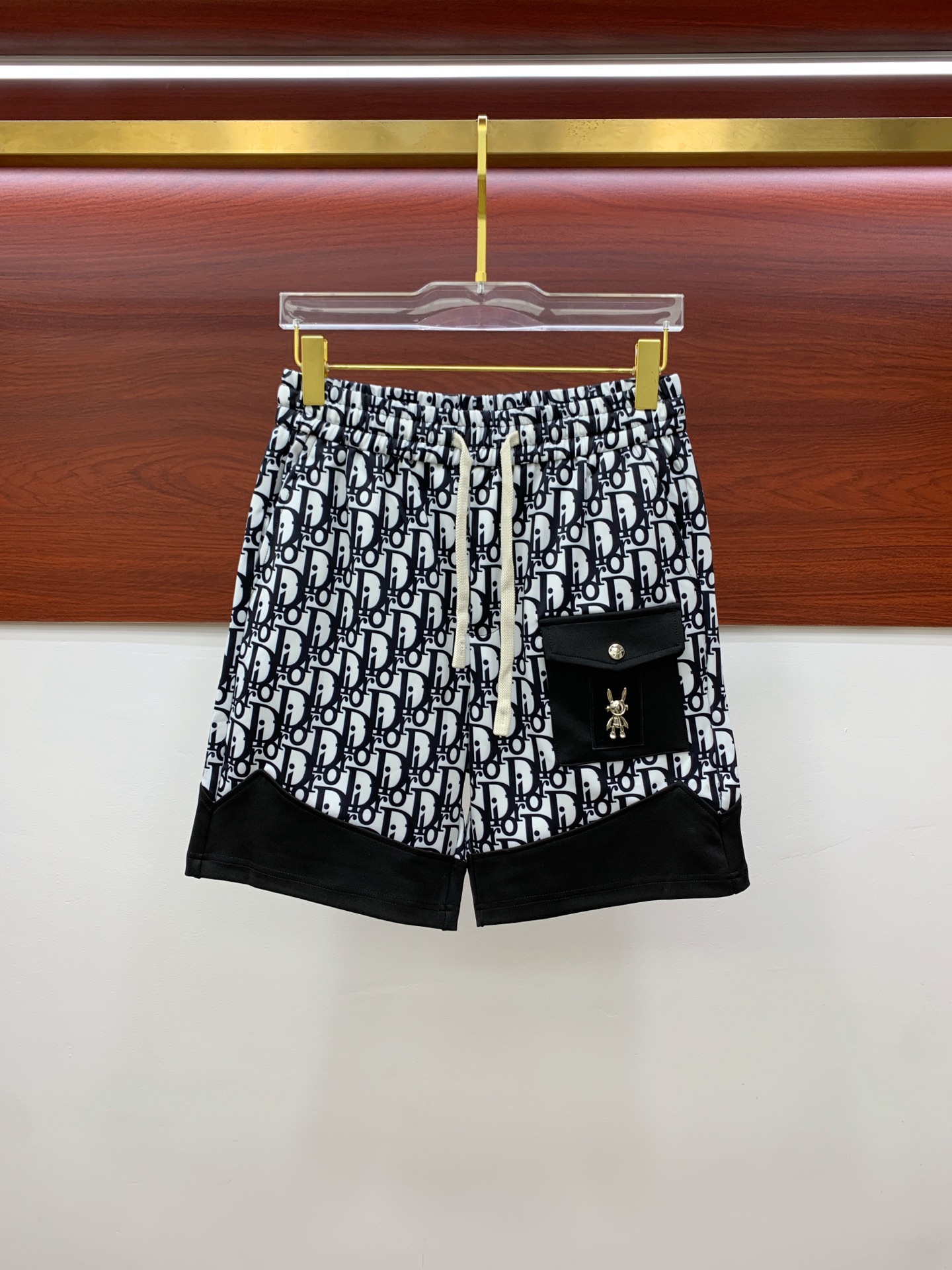 NO:138028,Dior 2025 spring and summer new men's casual shorts, high-end products are simple, fashionable and generous, customized original imported fabrics, simple, neat and refreshing, the quality workmanship details can withstand any form of inspection, simple, generous and versatile, elegant and handsome, and a brand new visual feeling!  He has invincible appearance, excellent details, and is not picky about others!  Code number M-3xL, dior, shorts, alexander wang19860909迪奥 2025春夏新款男士休闲短裤 高端货简洁时尚大方 定制原版进口面料 简洁利落又清爽 品质做工细节经得起任何形式检验简约大方百搭款 上身优雅帅气,焕然一新的即视感！品相无敌,细节都很到位,上身不挑人！ 码数M-3xL,,dior,shorts,alexander wang,Men's clothing
