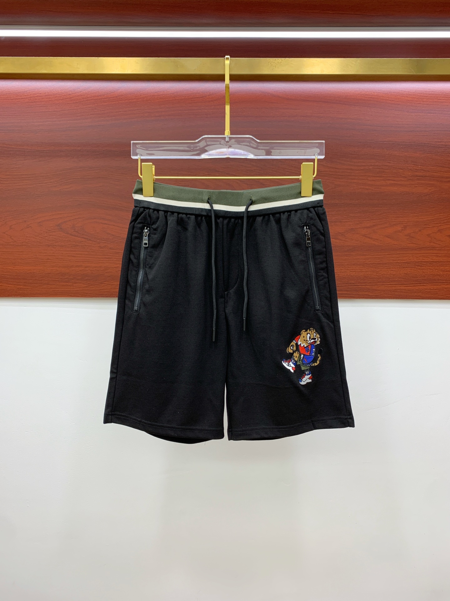 NO:138040,DG 2025 spring and summer new men's casual shorts, high-end products are simple, fashionable and generous, customized original imported fabrics, simple, neat and refreshing, the quality workmanship details can withstand any form of inspection, simple, generous and versatile, elegant and handsome, and a brand new visual feeling!  He has invincible appearance, excellent details, and is not picky about others!  Code number M-3xL, Dolce & Gabbana, shorts, alexander wang19860909DG 2025春夏新款男士休闲短裤 高端货简洁时尚大方 定制原版进口面料 简洁利落又清爽 品质做工细节经得起任何形式检验简约大方百搭款 上身优雅帅气,焕然一新的即视感！品相无敌,细节都很到位,上身不挑人！ 码数M-3xL,,Dolce&Gabbana,shorts,alexander wang,Men's clothing