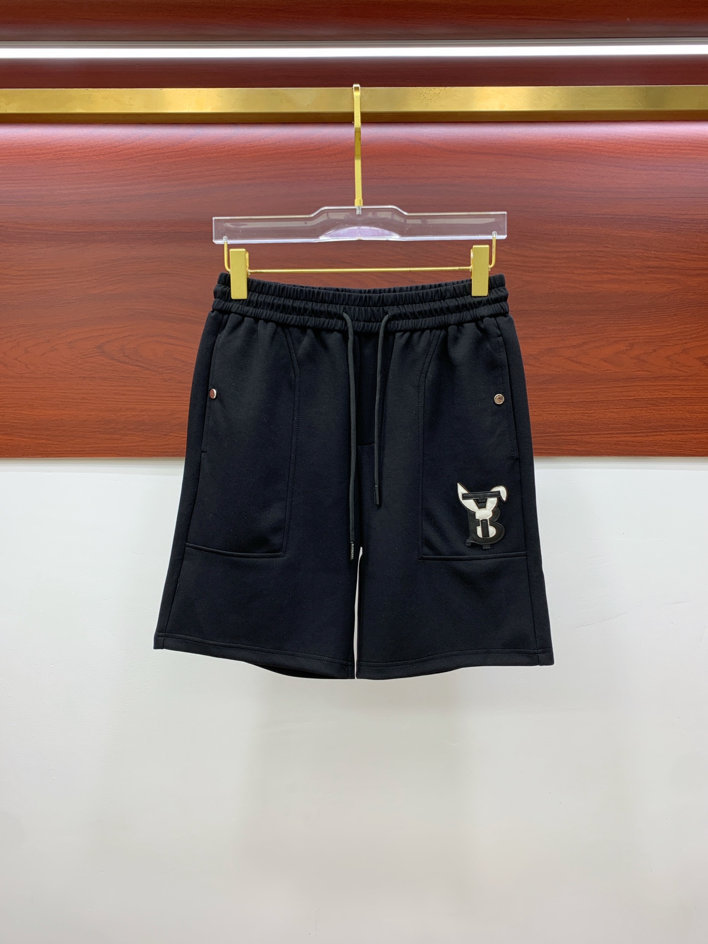 NO:857987,Burberry's 2026 new spring and summer men's casual shorts are high-end products that are simple, fashionable and elegant. Customized original imported fabrics are simple, neat and refreshing. The quality workmanship details can withstand any form of inspection. Simple and elegant, versatile style. The upper body is elegant and handsome, giving you a brand new sense of sight!  The appearance is incomparable, the details are in place, and the upper body is not picky!  Size M-3xL,,burberry,shorts,19860909巴宝莉 2026春夏新款男士休闲短裤 高端货简洁时尚大方 定制原版进口面料 简洁利落又清爽 品质做工细节经得起任何形式检验简约大方百搭款 上身优雅帅气,焕然一新的即视感！品相无敌,细节都很到位,上身不挑人！ 码数M-3xL,,burberry,shorts,,Men's clothing