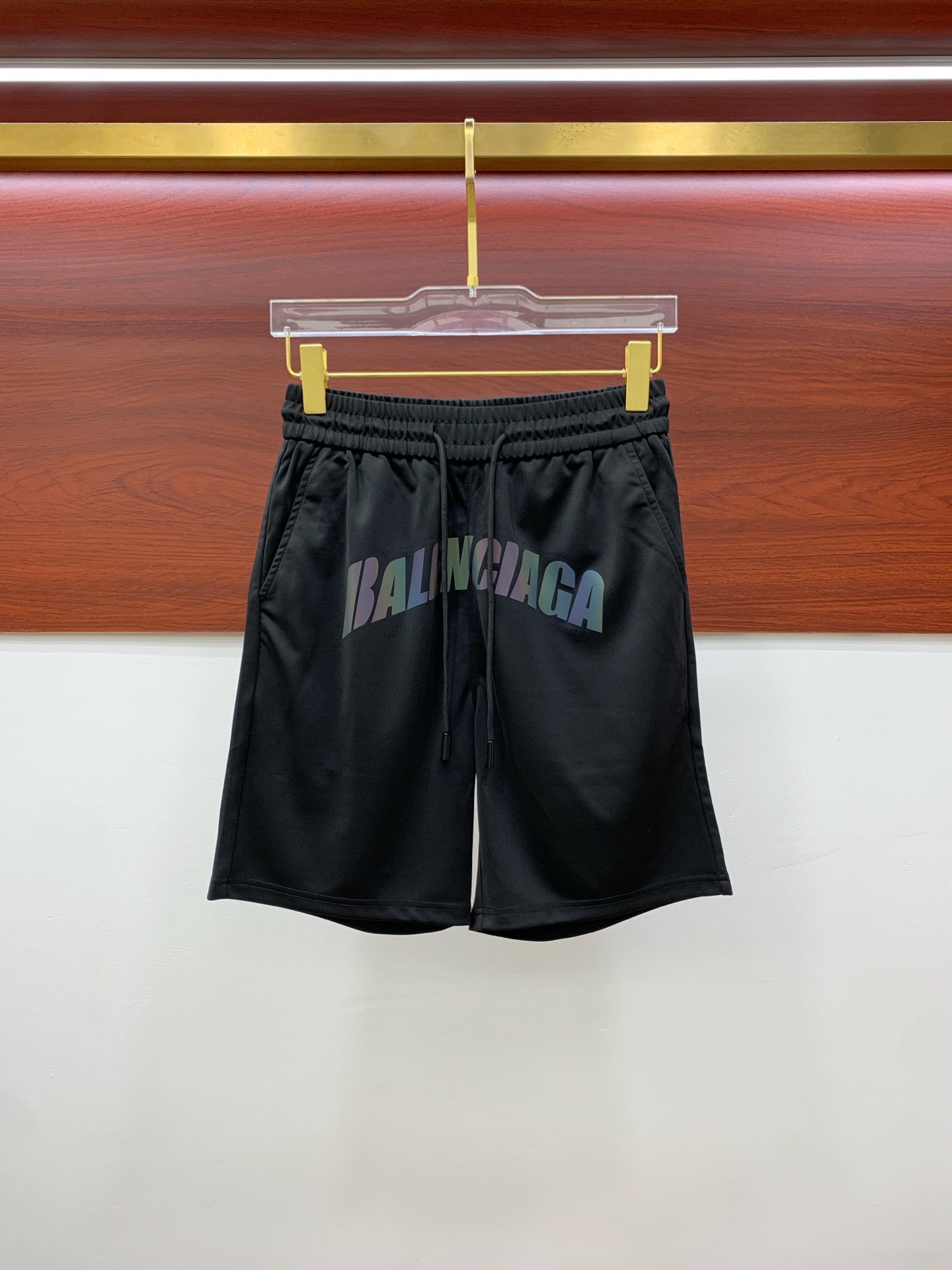 NO:858008,Balenciaga 2026 spring and summer new men's casual shorts. High-end goods, simple, fashionable and elegant. Customized original imported fabrics. Simple, neat and refreshing. Quality workmanship details can withstand any form of inspection. Simple and elegant, versatile style. The upper body is elegant and handsome, giving you a brand new sense of sight!  The appearance is incomparable, the details are in place, and the upper body is not picky!  Size M-3xL,,balenciaga,shorts,19860909巴黎世家 2026春夏新款男士休闲短裤 高端货简洁时尚大方 定制原版进口面料 简洁利落又清爽 品质做工细节经得起任何形式检验简约大方百搭款 上身优雅帅气,焕然一新的即视感！品相无敌,细节都很到位,上身不挑人！码数M-3xL,,balenciaga,shorts,,Men's clothing