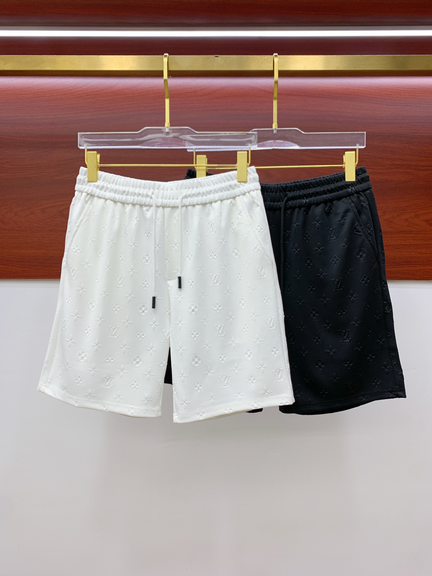NO:857945,Lv 2026 spring and summer new men's casual shorts. High-end goods, simple, fashionable and elegant. Customized original imported fabrics. Simple, neat and refreshing. Quality workmanship details can withstand any form of inspection. Simple and generous, versatile style. Elegant and handsome upper body, brand new sense of sight!  The appearance is incomparable, the details are in place, and the upper body is not picky!  Size M-3xL,,louis vuitton,shorts,19860909Lv 2026春夏新款男士休闲短裤 高端货简洁时尚大方 定制原版进口面料 简洁利落又清爽 品质做工细节经得起任何形式检验简约大方百搭款 上身优雅帅气,焕然一新的即视感！品相无敌,细节都很到位,上身不挑人！ 码数M-3xL,,louis vuitton,shorts,,Men's clothing