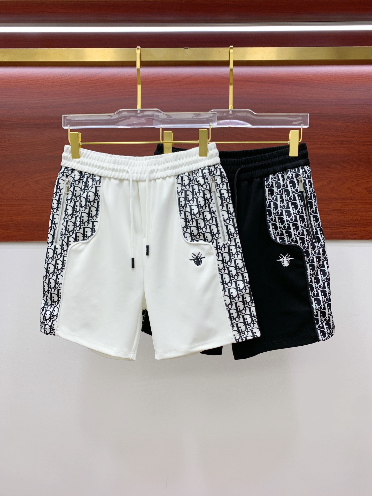 NO:138030,Dior 2025 spring and summer new men's casual shorts, high-end products are simple, fashionable and generous, customized original imported fabrics, simple, neat and refreshing, the quality workmanship details can withstand any form of inspection, simple, generous and versatile, elegant and handsome, and a brand new visual feeling!  He has invincible appearance, excellent details, and is not picky about others!  Code number M-3xL, dior, shorts, alexander wang19860909迪奥 2025春夏新款男士休闲短裤 高端货简洁时尚大方 定制原版进口面料 简洁利落又清爽 品质做工细节经得起任何形式检验简约大方百搭款 上身优雅帅气,焕然一新的即视感！品相无敌,细节都很到位,上身不挑人！ 码数M-3xL,,dior,shorts,alexander wang,Men's clothing