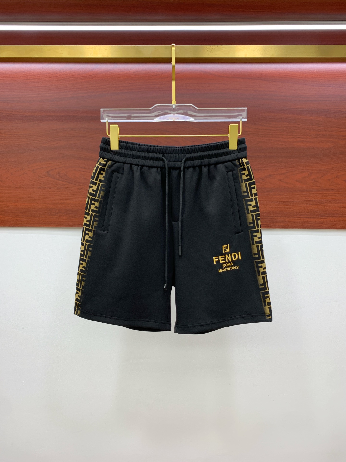 NO:138018,Fendi 2025 spring and summer new men's casual shorts, high-end products are simple, fashionable and generous, customized original imported fabrics, simple, neat and refreshing, the quality workmanship details can withstand any form of inspection, simple, generous and versatile, elegant and handsome, and a brand new visual feeling!  He has invincible appearance, excellent details, and is not picky about others!  Code number M-3xL, fendi, shorts, alexander wang19860909芬迪 2025春夏新款男士休闲短裤 高端货简洁时尚大方 定制原版进口面料 简洁利落又清爽 品质做工细节经得起任何形式检验简约大方百搭款 上身优雅帅气,焕然一新的即视感！品相无敌,细节都很到位,上身不挑人！ 码数M-3xL,,fendi,shorts,alexander wang,Men's clothing