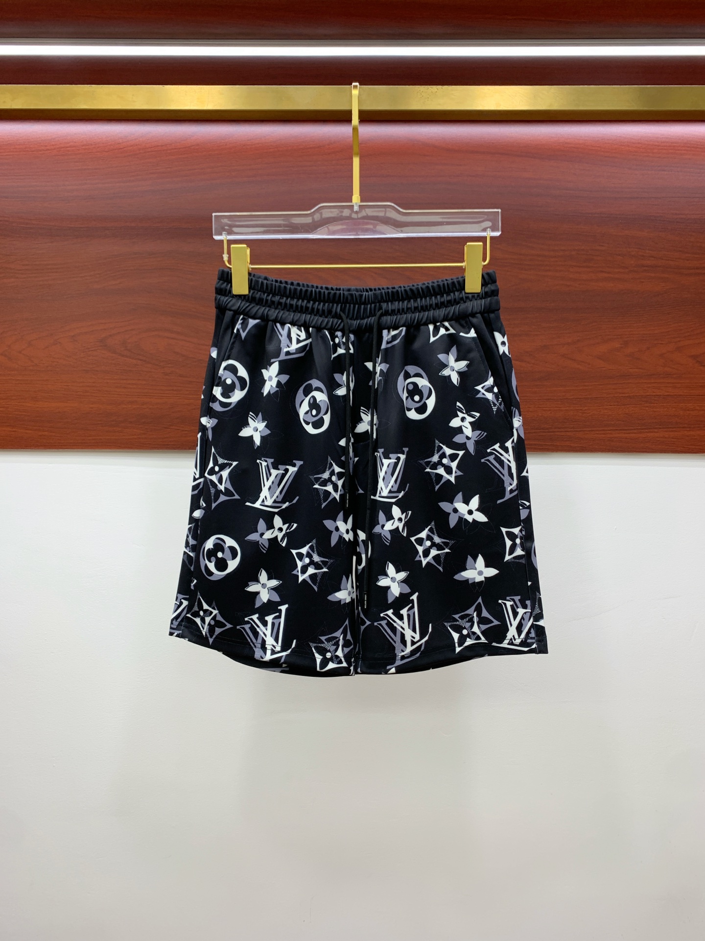 NO:138001,LV 2025 spring and summer new men's casual shorts, high-end products are simple, fashionable and generous, customized original imported fabrics, simple, neat and refreshing, the quality workmanship details can withstand any form of inspection, simple, generous and versatile, elegant and handsome, and a brand new visual feeling!  He has invincible appearance, excellent details, and is not picky about others!  Code number M-3xL, louis vuitton, shorts, alexander wang19860909LV 2025春夏新款男士休闲短裤 高端货简洁时尚大方 定制原版进口面料 简洁利落又清爽 品质做工细节经得起任何形式检验简约大方百搭款 上身优雅帅气,焕然一新的即视感！品相无敌,细节都很到位,上身不挑人！ 码数M-3xL,,louis vuitton,shorts,alexander wang,Men's clothing