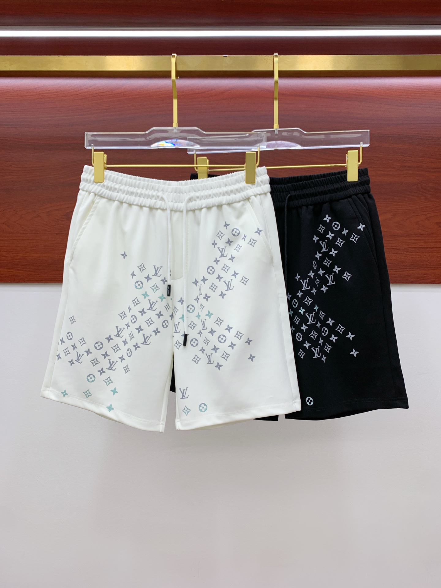 NO:857998,LV 2026 new spring and summer men's casual shorts. High-end goods, simple, fashionable and elegant. Customized original imported fabrics. Simple, neat and refreshing. Quality workmanship details can withstand any form of inspection. Simple and elegant, versatile style. The upper body is elegant and handsome, giving you a brand new sense of sight!  The appearance is incomparable, the details are in place, and the upper body is not picky!  Size M-3xL,,louis vuitton,shorts,19860909LV 2026春夏新款男士休闲短裤 高端货简洁时尚大方 定制原版进口面料 简洁利落又清爽 品质做工细节经得起任何形式检验简约大方百搭款 上身优雅帅气,焕然一新的即视感！品相无敌,细节都很到位,上身不挑人！ 码数M-3xL,,louis vuitton,shorts,,Men's clothing