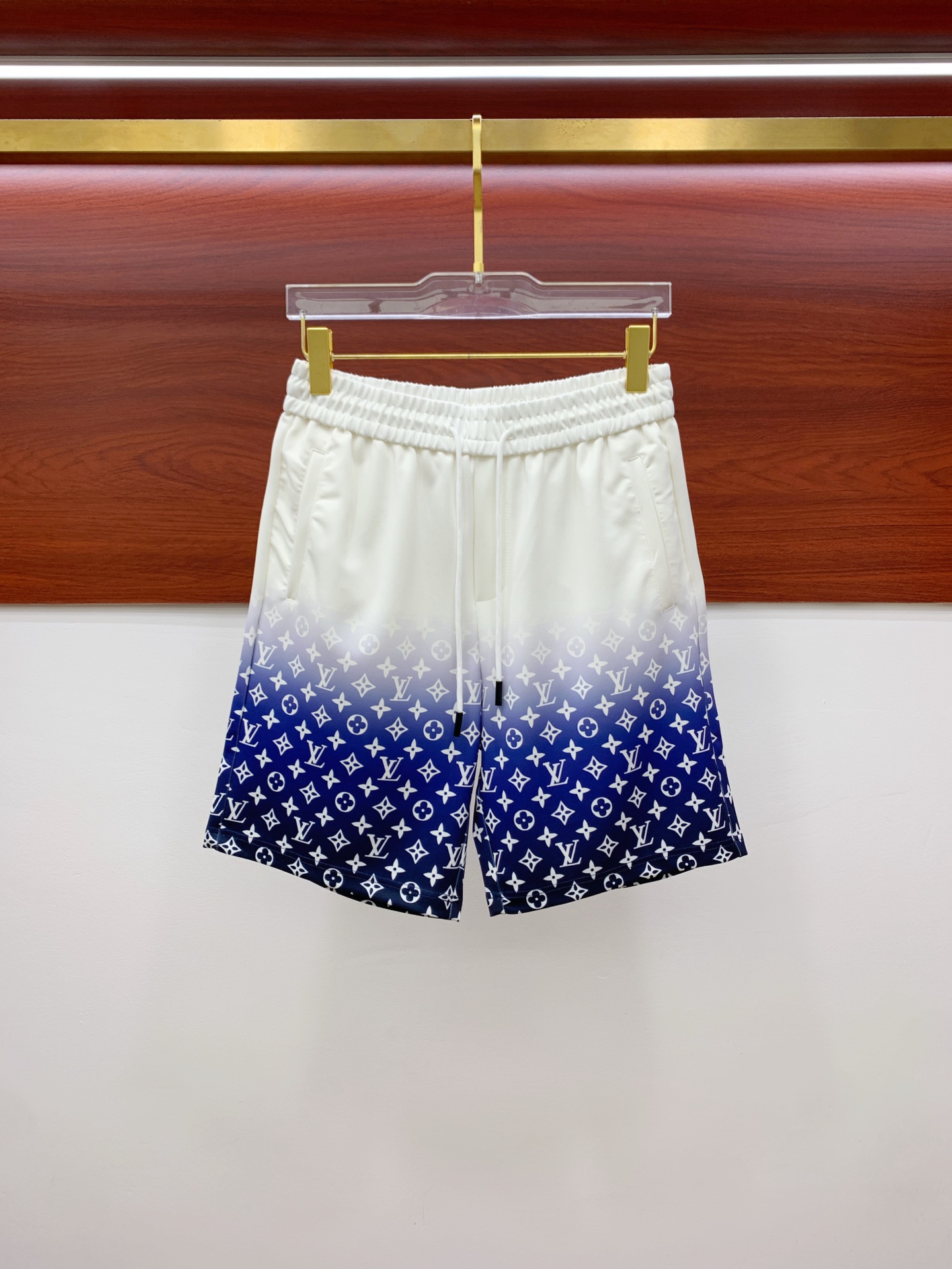 NO:138037,Lv 2025 spring and summer new men's casual shorts, high-end products are simple, fashionable and generous, customized original imported fabrics, simple, neat and refreshing, the quality workmanship details can withstand any form of inspection, simple, generous and versatile, elegant and handsome, and a brand new visual feeling!  He has invincible appearance, excellent details, and is not picky about others!  Code number M-3xL, louis vuitton, shorts, alexander wang19860909Lv 2025春夏新款男士休闲短裤 高端货简洁时尚大方 定制原版进口面料 简洁利落又清爽 品质做工细节经得起任何形式检验简约大方百搭款 上身优雅帅气,焕然一新的即视感！品相无敌,细节都很到位,上身不挑人！ 码数M-3xL,,louis vuitton,shorts,alexander wang,Men's clothing