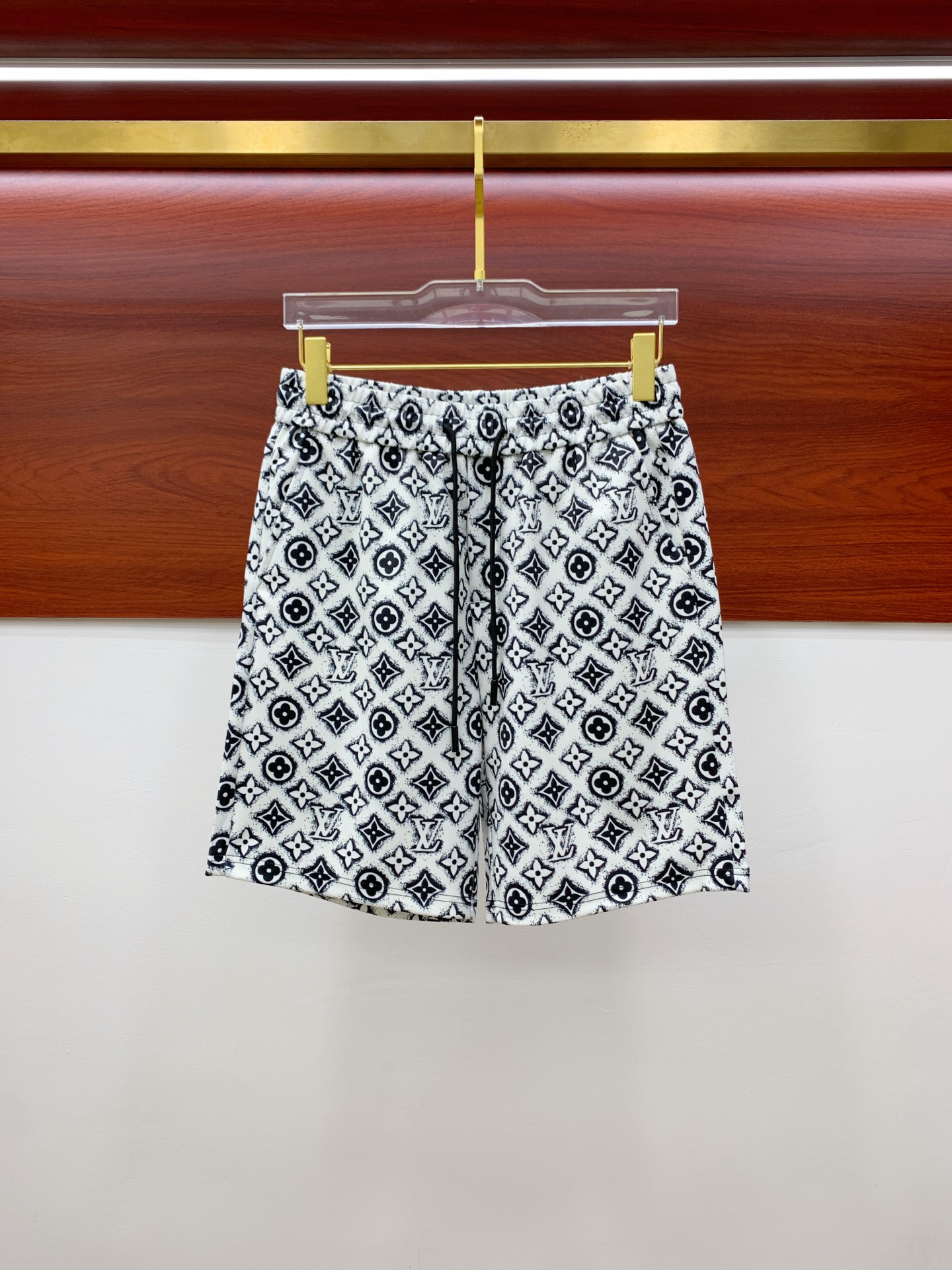NO:857997,LV 2026 new spring and summer men's casual shorts. High-end goods, simple, fashionable and elegant. Customized original imported fabrics. Simple, neat and refreshing. Quality workmanship details can withstand any form of inspection. Simple and elegant, versatile style. The upper body is elegant and handsome, giving you a brand new sense of sight!  The appearance is incomparable, the details are in place, and the upper body is not picky!  Size M-3xL,,louis vuitton,shorts,19860909LV 2026春夏新款男士休闲短裤 高端货简洁时尚大方 定制原版进口面料 简洁利落又清爽 品质做工细节经得起任何形式检验简约大方百搭款 上身优雅帅气,焕然一新的即视感！品相无敌,细节都很到位,上身不挑人！ 码数M-3xL,,louis vuitton,shorts,,Men's clothing