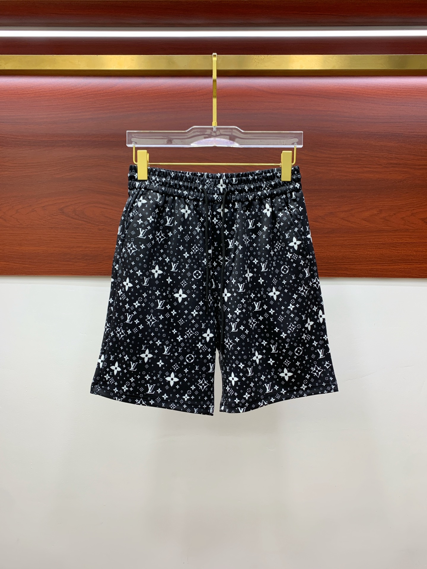 NO:138033,LV 2025 spring and summer new men's casual shorts, high-end products are simple, fashionable and generous, customized original imported fabrics, simple, neat and refreshing, the quality workmanship details can withstand any form of inspection, simple, generous and versatile, elegant and handsome, and a brand new visual feeling!  He has invincible appearance, excellent details, and is not picky about others!  Code number M-3xL, louis vuitton, shorts, alexander wang19860909LV 2025春夏新款男士休闲短裤 高端货简洁时尚大方 定制原版进口面料 简洁利落又清爽 品质做工细节经得起任何形式检验简约大方百搭款 上身优雅帅气,焕然一新的即视感！品相无敌,细节都很到位,上身不挑人！ 码数M-3xL,,louis vuitton,shorts,alexander wang,Men's clothing