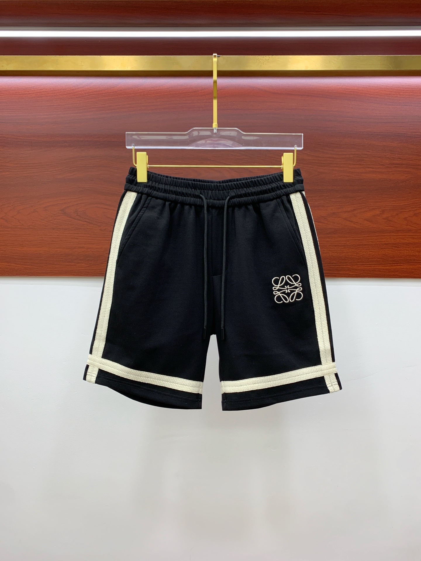 NO:138016,Luo Yiwei 2025 spring and summer new men's casual shorts, high-end products are simple, fashionable and generous, customized original imported fabrics, simple, neat and refreshing, quality workmanship details can withstand any form of test, simple, generous and versatile, elegant and handsome, with a new visual feeling!  He has invincible appearance, excellent details, and is not picky about others!  Code number M-3xL, loewe, shorts, alexander wang19860909罗意威 2025春夏新款男士休闲短裤 高端货简洁时尚大方 定制原版进口面料 简洁利落又清爽 品质做工细节经得起任何形式检验简约大方百搭款 上身优雅帅气,焕然一新的即视感！品相无敌,细节都很到位,上身不挑人！ 码数M-3xL,,loewe,shorts,alexander wang,Men's clothing