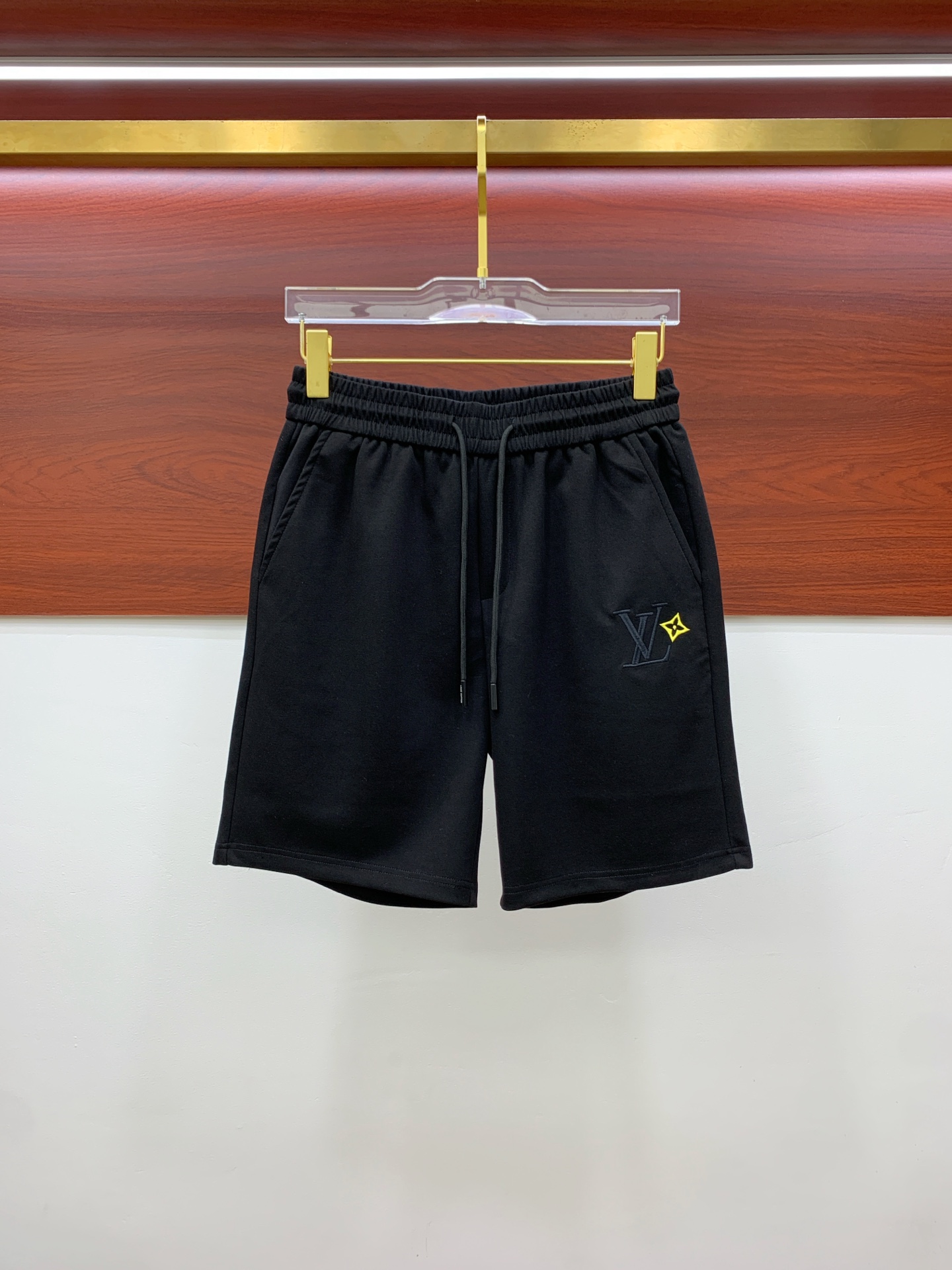 NO:858003,LV 2026 new spring and summer men's casual shorts. High-end goods, simple, fashionable and elegant. Customized original imported fabrics. Simple, neat and refreshing. Quality workmanship details can withstand any form of inspection. Simple and elegant, versatile style. The upper body is elegant and handsome, giving you a brand new sense of sight!  The appearance is incomparable, the details are in place, and the upper body is not picky!  Size M-3xL,,louis vuitton,shorts,19860909LV 2026春夏新款男士休闲短裤 高端货简洁时尚大方 定制原版进口面料 简洁利落又清爽 品质做工细节经得起任何形式检验简约大方百搭款 上身优雅帅气,焕然一新的即视感！品相无敌,细节都很到位,上身不挑人！ 码数M-3xL,,louis vuitton,shorts,,Men's clothing
