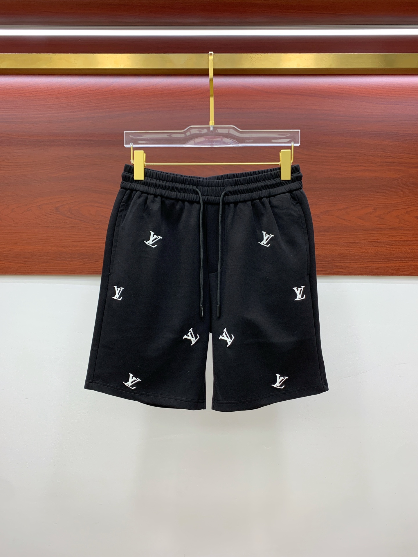 NO:858015,Lv 2026 spring and summer new men's casual shorts. High-end goods, simple, fashionable and elegant. Customized original imported fabrics. Simple, neat and refreshing. Quality workmanship details can withstand any form of inspection. Simple and generous, versatile style. Elegant and handsome upper body, brand new sense of sight!  The appearance is incomparable, the details are in place, and the upper body is not picky!  Size M-3XL,,louis vuitton,shorts,19860909Lv 2026春夏新款男士休闲短裤 高端货简洁时尚大方 定制原版进口面料 简洁利落又清爽 品质做工细节经得起任何形式检验简约大方百搭款 上身优雅帅气,焕然一新的即视感！品相无敌,细节都很到位,上身不挑人！ 码数M-3XL,,louis vuitton,shorts,,Men's clothing