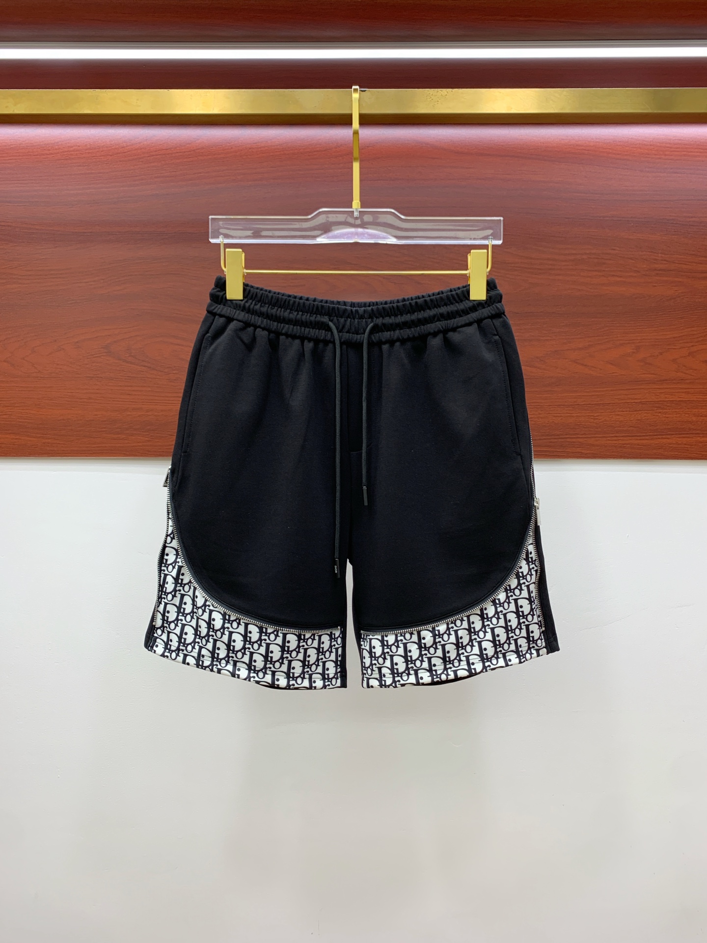 NO:857916,Dior's new 2026 spring and summer men's casual shorts are high-end products that are simple, fashionable and elegant. Customized original imported fabrics are simple, neat and refreshing. The quality workmanship details can withstand any form of inspection. Simple and generous, versatile style. The upper body is elegant and handsome, giving you a brand new sense of sight!  The appearance is incomparable, the details are in place, and the upper body is not picky!  Size M-3xL,,dior,shorts,19860909迪奥 2026春夏新款男士休闲短裤 高端货简洁时尚大方 定制原版进口面料 简洁利落又清爽 品质做工细节经得起任何形式检验简约大方百搭款 上身优雅帅气,焕然一新的即视感！品相无敌,细节都很到位,上身不挑人！ 码数M-3xL,,dior,shorts,,Men's clothing