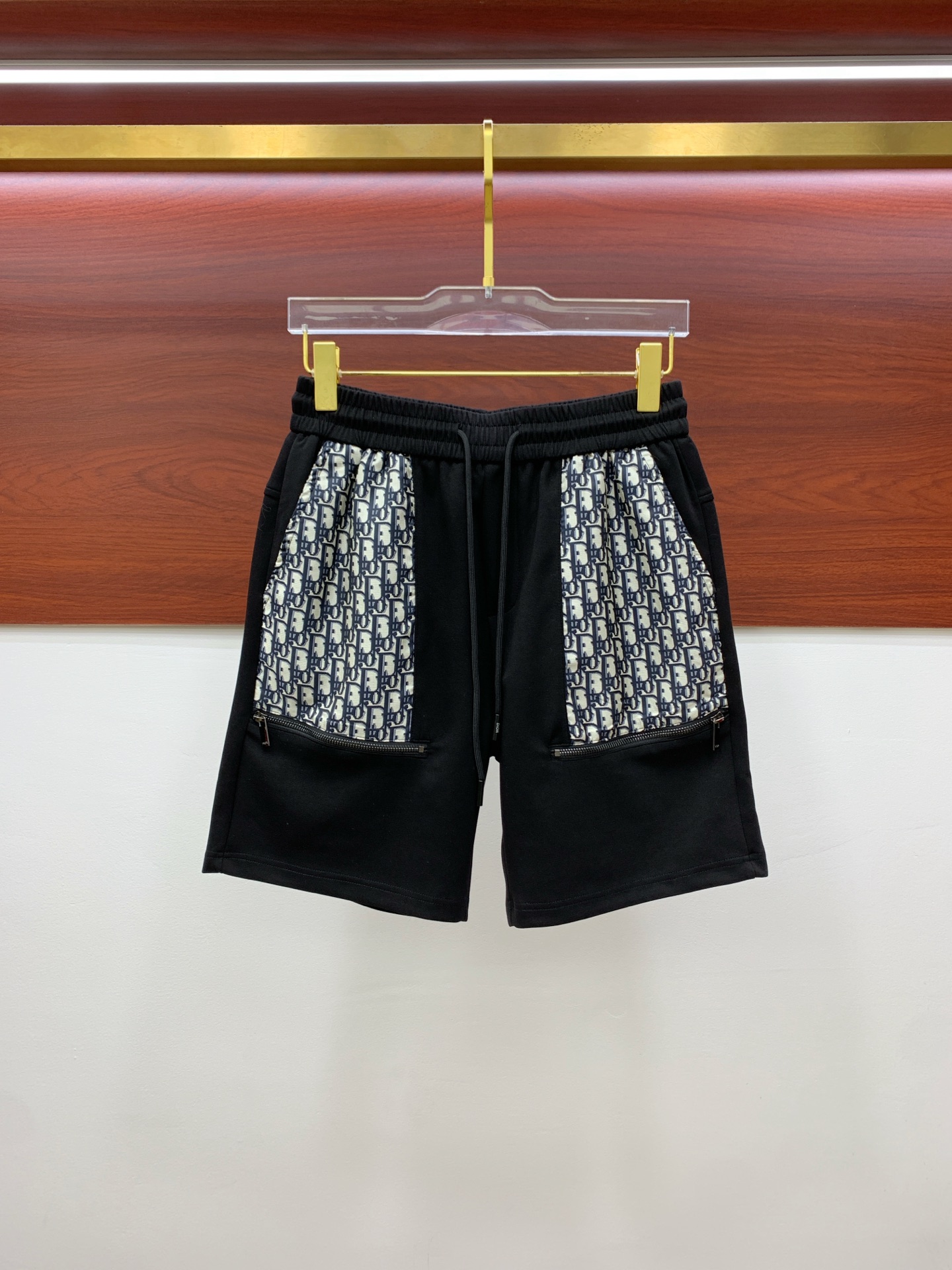 NO:857992,Dior's new 2026 spring and summer men's casual shorts are high-end products that are simple, fashionable and elegant. Customized original imported fabrics are simple, neat and refreshing. The quality workmanship details can withstand any form of inspection. Simple and generous, versatile style. The upper body is elegant and handsome, giving you a brand new sense of sight!  The appearance is incomparable, the details are in place, and the upper body is not picky!  Size M-3xL,,dior,shorts,19860909迪奥 2026春夏新款男士休闲短裤 高端货简洁时尚大方 定制原版进口面料 简洁利落又清爽 品质做工细节经得起任何形式检验简约大方百搭款 上身优雅帅气,焕然一新的即视感！品相无敌,细节都很到位,上身不挑人！ 码数M-3xL,,dior,shorts,,Men's clothing