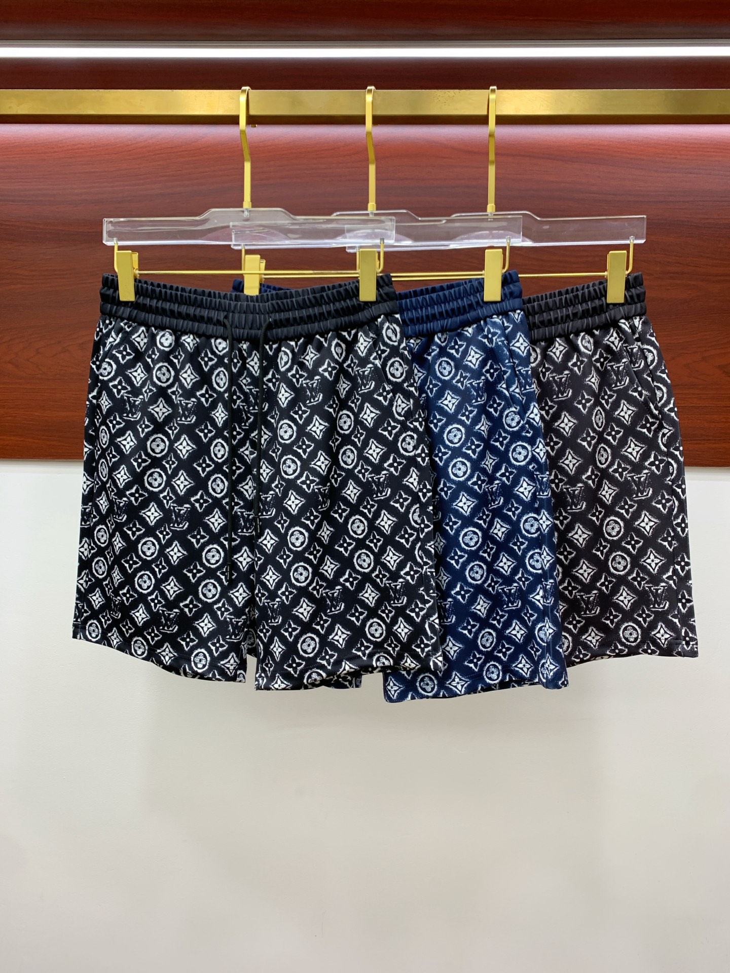 NO:857976,LV 2026 new spring and summer men's casual shorts. High-end goods, simple, fashionable and elegant. Customized original imported fabrics. Simple, neat and refreshing. Quality workmanship details can withstand any form of inspection. Simple and elegant, versatile style. The upper body is elegant and handsome, giving you a brand new sense of sight!  The appearance is incomparable, the details are in place, and the upper body is not picky!  Size M-3xL,,louis vuitton,shorts,19860909LV 2026春夏新款男士休闲短裤 高端货简洁时尚大方 定制原版进口面料 简洁利落又清爽 品质做工细节经得起任何形式检验简约大方百搭款 上身优雅帅气,焕然一新的即视感！品相无敌,细节都很到位,上身不挑人！ 码数M-3xL,,louis vuitton,shorts,,Men's clothing