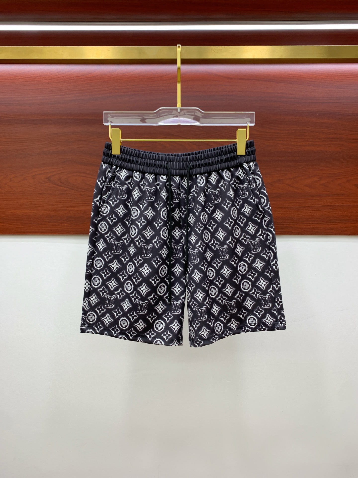 NO:857963,Lv 2026 spring and summer new men's casual shorts. High-end goods, simple, fashionable and elegant. Customized original imported fabrics. Simple, neat and refreshing. Quality workmanship details can withstand any form of inspection. Simple and generous, versatile style. Elegant and handsome upper body, brand new sense of sight!  The appearance is incomparable, the details are in place, and the upper body is not picky!  Size M-3xL,,louis vuitton,shorts,19860909Lv 2026春夏新款男士休闲短裤 高端货简洁时尚大方 定制原版进口面料 简洁利落又清爽 品质做工细节经得起任何形式检验简约大方百搭款 上身优雅帅气,焕然一新的即视感！品相无敌,细节都很到位,上身不挑人！ 码数M-3xL,,louis vuitton,shorts,,Men's clothing