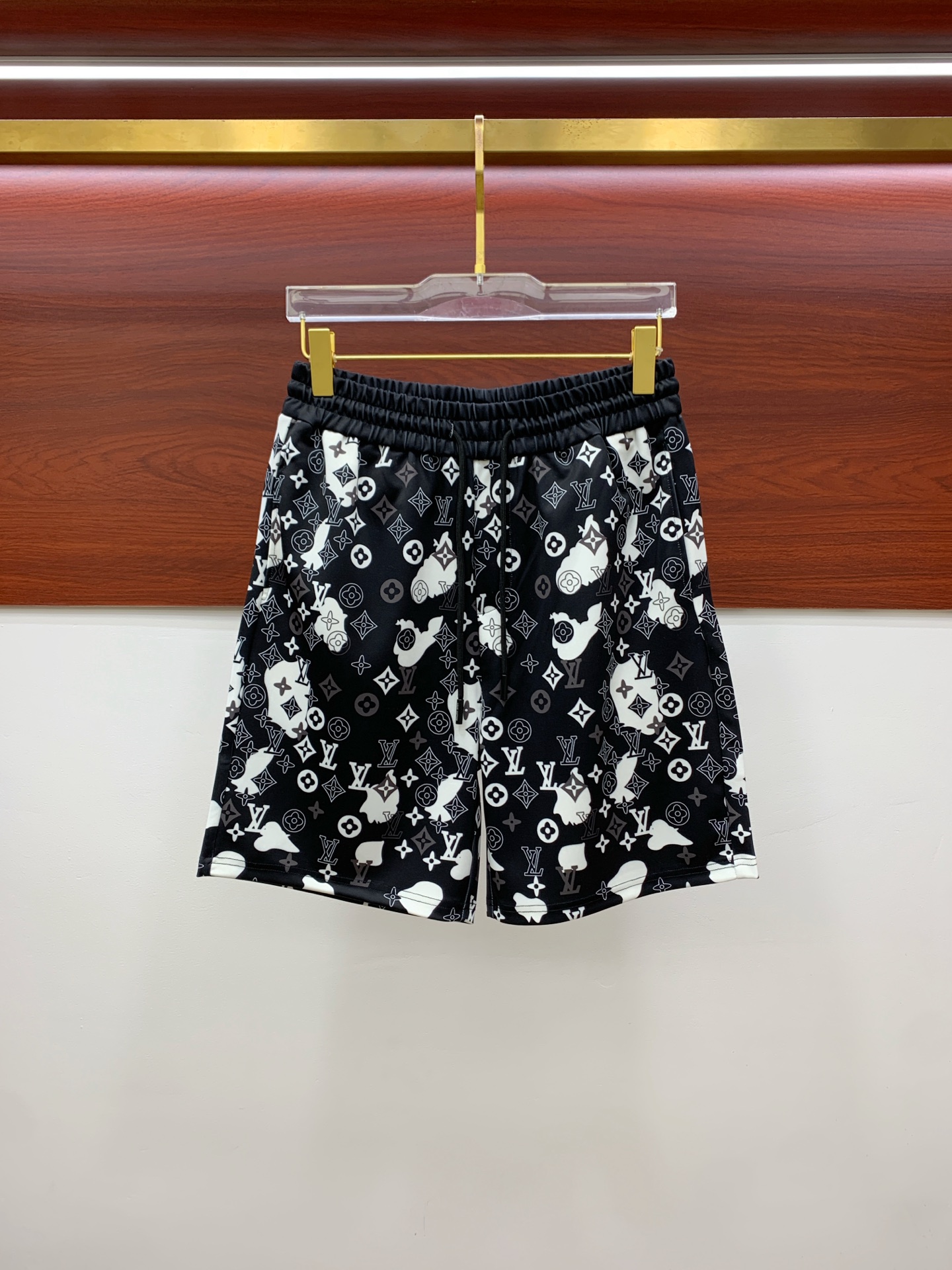 NO:857938,Lv 2026 spring and summer new men's casual shorts. High-end goods, simple, fashionable and elegant. Customized original imported fabrics. Simple, neat and refreshing. Quality workmanship details can withstand any form of inspection. Simple and generous, versatile style. Elegant and handsome upper body, brand new sense of sight!  The appearance is incomparable, the details are in place, and the upper body is not picky!  Size M-3xL,,louis vuitton,shorts,19860909Lv 2026春夏新款男士休闲短裤 高端货简洁时尚大方 定制原版进口面料 简洁利落又清爽 品质做工细节经得起任何形式检验简约大方百搭款 上身优雅帅气,焕然一新的即视感！品相无敌,细节都很到位,上身不挑人！ 码数M-3xL,,louis vuitton,shorts,,Men's clothing