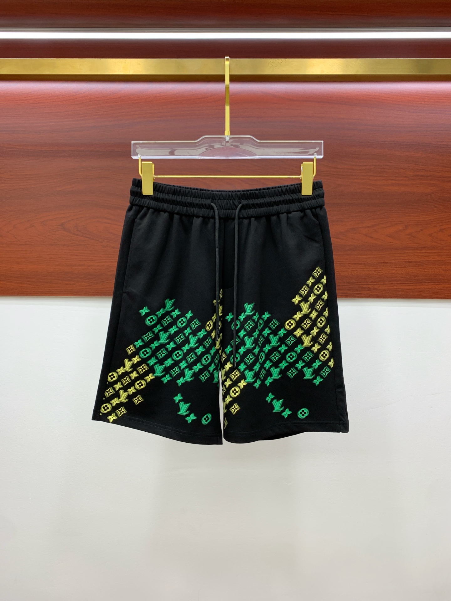 NO:857982,LV 2026 new spring and summer men's casual shorts. High-end goods, simple, fashionable and elegant. Customized original imported fabrics. Simple, neat and refreshing. Quality workmanship details can withstand any form of inspection. Simple and elegant, versatile style. The upper body is elegant and handsome, giving you a brand new sense of sight!  The appearance is incomparable, the details are in place, and the upper body is not picky!  Size M-3xL,,louis vuitton,shorts,19860909LV 2026春夏新款男士休闲短裤 高端货简洁时尚大方 定制原版进口面料 简洁利落又清爽 品质做工细节经得起任何形式检验简约大方百搭款 上身优雅帅气,焕然一新的即视感！品相无敌,细节都很到位,上身不挑人！ 码数M-3xL,,louis vuitton,shorts,,Men's clothing