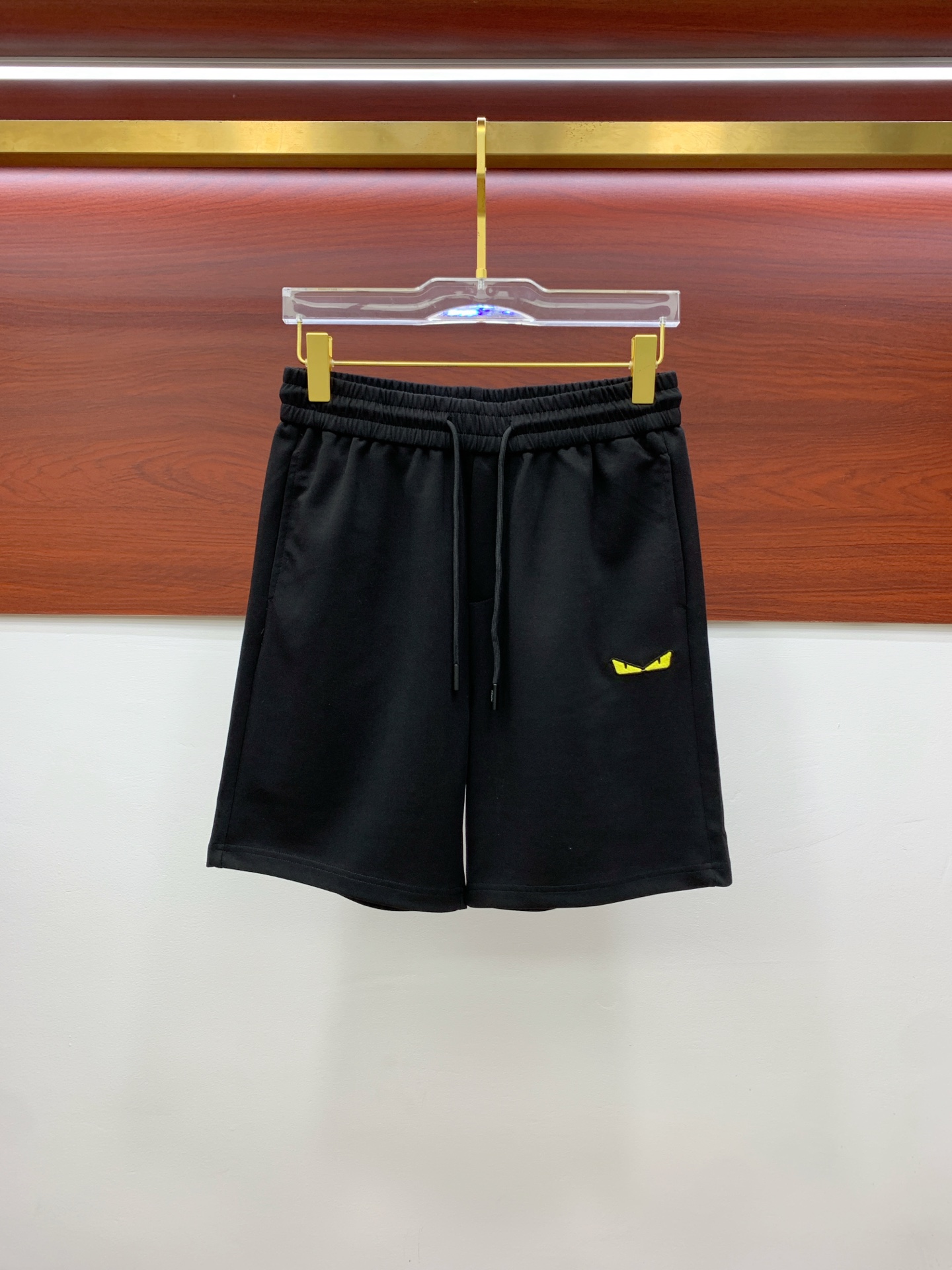 NO:138035,Fendi 2025 spring and summer new men's casual shorts, high-end products are simple, fashionable and generous, customized original imported fabrics, simple, neat and refreshing, the quality workmanship details can withstand any form of inspection, simple, generous and versatile, elegant and handsome, and a brand new visual feeling!  He has invincible appearance, excellent details, and is not picky about others!  Code number M-3xL, fendi, shorts, alexander wang19860909芬迪 2025春夏新款男士休闲短裤 高端货简洁时尚大方 定制原版进口面料 简洁利落又清爽 品质做工细节经得起任何形式检验简约大方百搭款 上身优雅帅气,焕然一新的即视感！品相无敌,细节都很到位,上身不挑人！ 码数M-3xL,,fendi,shorts,alexander wang,Men's clothing