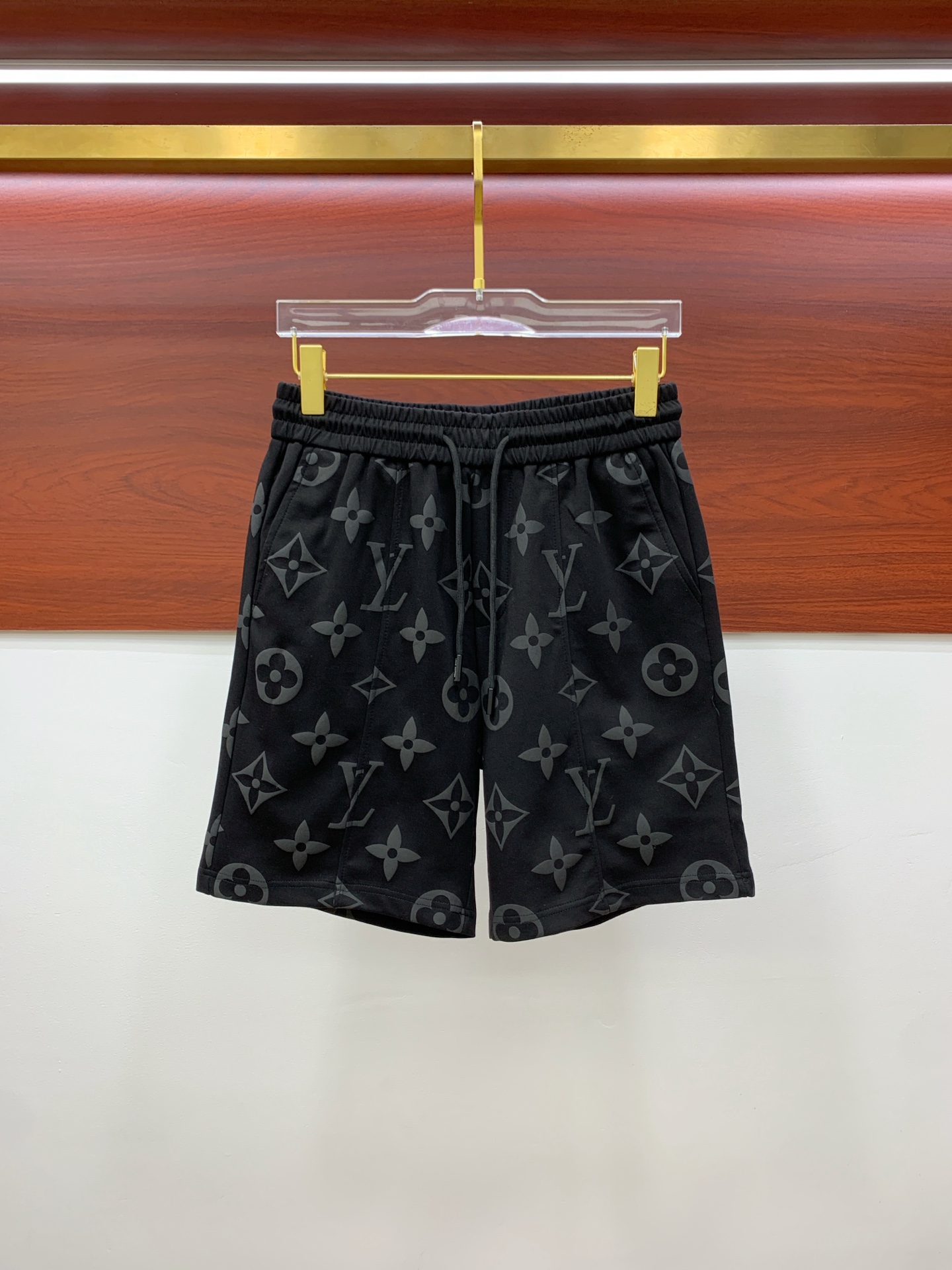 NO:138024,Lv 2025 spring and summer new men's casual shorts, high-end products are simple, fashionable and generous, customized original imported fabrics, simple, neat and refreshing, the quality workmanship details can withstand any form of inspection, simple, generous and versatile, elegant and handsome, and a brand new visual feeling!  He has invincible appearance, excellent details, and is not picky about others!  Code number M-3xL, louis vuitton, shorts, alexander wang19860909Lv 2025春夏新款男士休闲短裤 高端货简洁时尚大方 定制原版进口面料 简洁利落又清爽 品质做工细节经得起任何形式检验简约大方百搭款 上身优雅帅气,焕然一新的即视感！品相无敌,细节都很到位,上身不挑人！ 码数M-3xL,,louis vuitton,shorts,alexander wang,Men's clothing