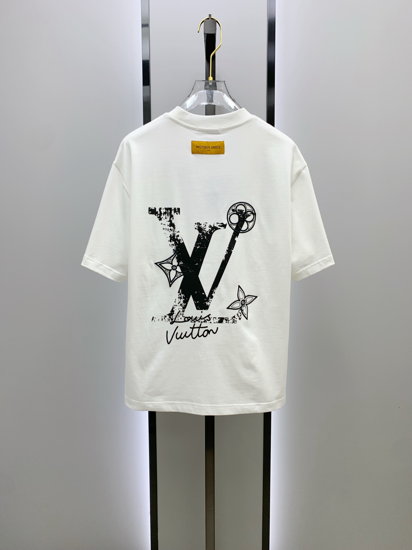 ssLV纯棉最新面料经典标识图案logo时尚简约潮流短袖，最顶级的品质专柜原单短袖，顶级制作工艺进口面料