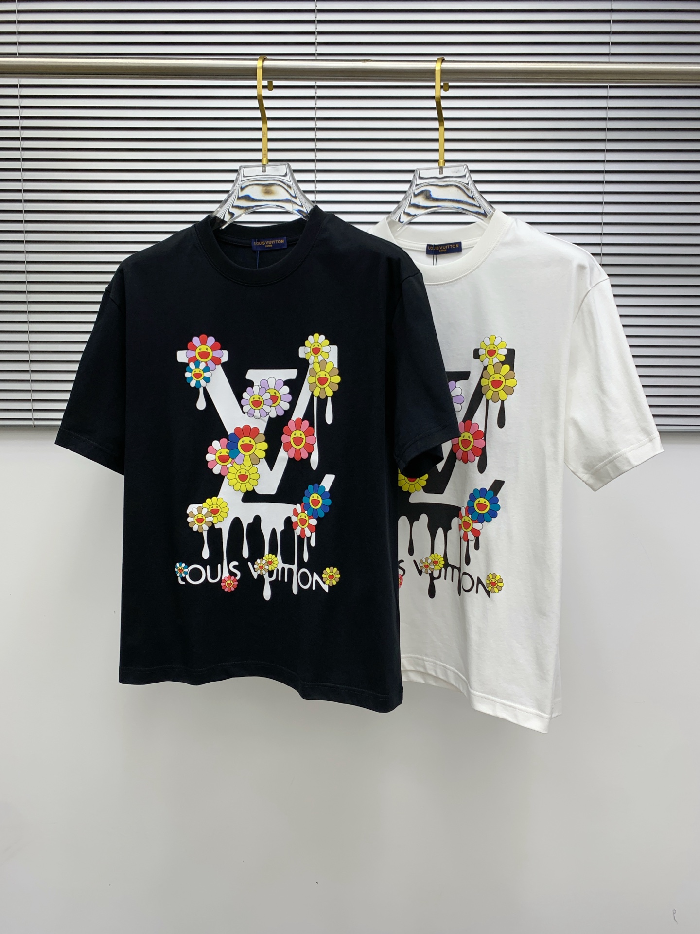 NO:141820,The latest fabric of ssLv pure cotton!  Classic logo pattern logo stylish simple trendy short sleeves, the top quality counter original single short sleeves, the top-level production process imported fabric, the unique design of the counter model, using imported high-end customized fabrics. The official website is on sale!  Excellent fabric style, size M-3XL, louis vuitton, T-shirt, alexander wang19860909ssLv纯棉最新面料！经典标识图案logo时尚简约潮流短袖,最顶级的品质专柜原单短袖,顶级制作工艺进口面料,专柜款独特设计,采用进口高端订制面料.官网在售！面料版型超赞 码数M-3XL,,louis vuitton,T-shirt,alexander wang,Men's clothing