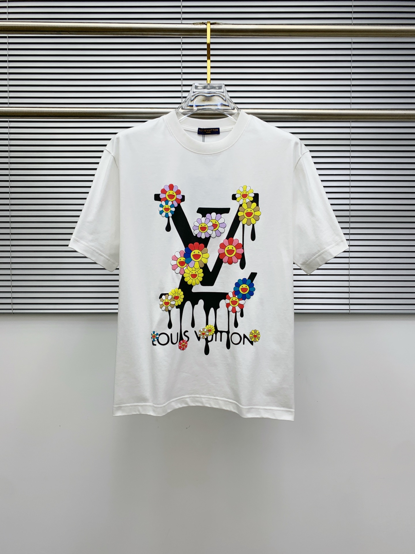 NO:141837,The latest fabric of ssLV pure cotton!  Classic logo pattern logo stylish simple trendy short sleeves, the top quality counter original single short sleeves, the top-level production process imported fabric, the unique design of the counter model, using imported high-end customized fabrics. The official website is on sale!  Excellent fabric style, size M-3XL, louis vuitton, T-shirt, alexander wang19860909ssLV纯棉最新面料！经典标识图案logo时尚简约潮流短袖,最顶级的品质专柜原单短袖,顶级制作工艺进口面料,专柜款独特设计,采用进口高端订制面料.官网在售！面料版型超赞 码数M-3XL,,louis vuitton,T-shirt,alexander wang,Men's clothing