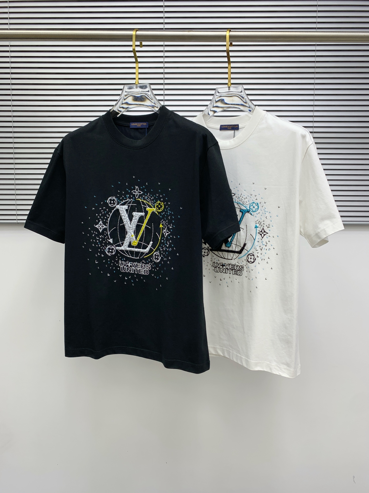 NO:141822,The latest fabric of ssLV pure cotton!  Classic logo pattern logo stylish simple trendy short sleeves, the top quality counter original single short sleeves, the top-level production process imported fabric, the unique design of the counter model, using imported high-end customized fabrics. The official website is on sale!  Excellent fabric style, size M-3XL, louis vuitton, T-shirt, alexander wang19860909ssLV纯棉最新面料！经典标识图案logo时尚简约潮流短袖,最顶级的品质专柜原单短袖,顶级制作工艺进口面料,专柜款独特设计,采用进口高端订制面料.官网在售！面料版型超赞 码数M-3XL,,louis vuitton,T-shirt,alexander wang,Men's clothing