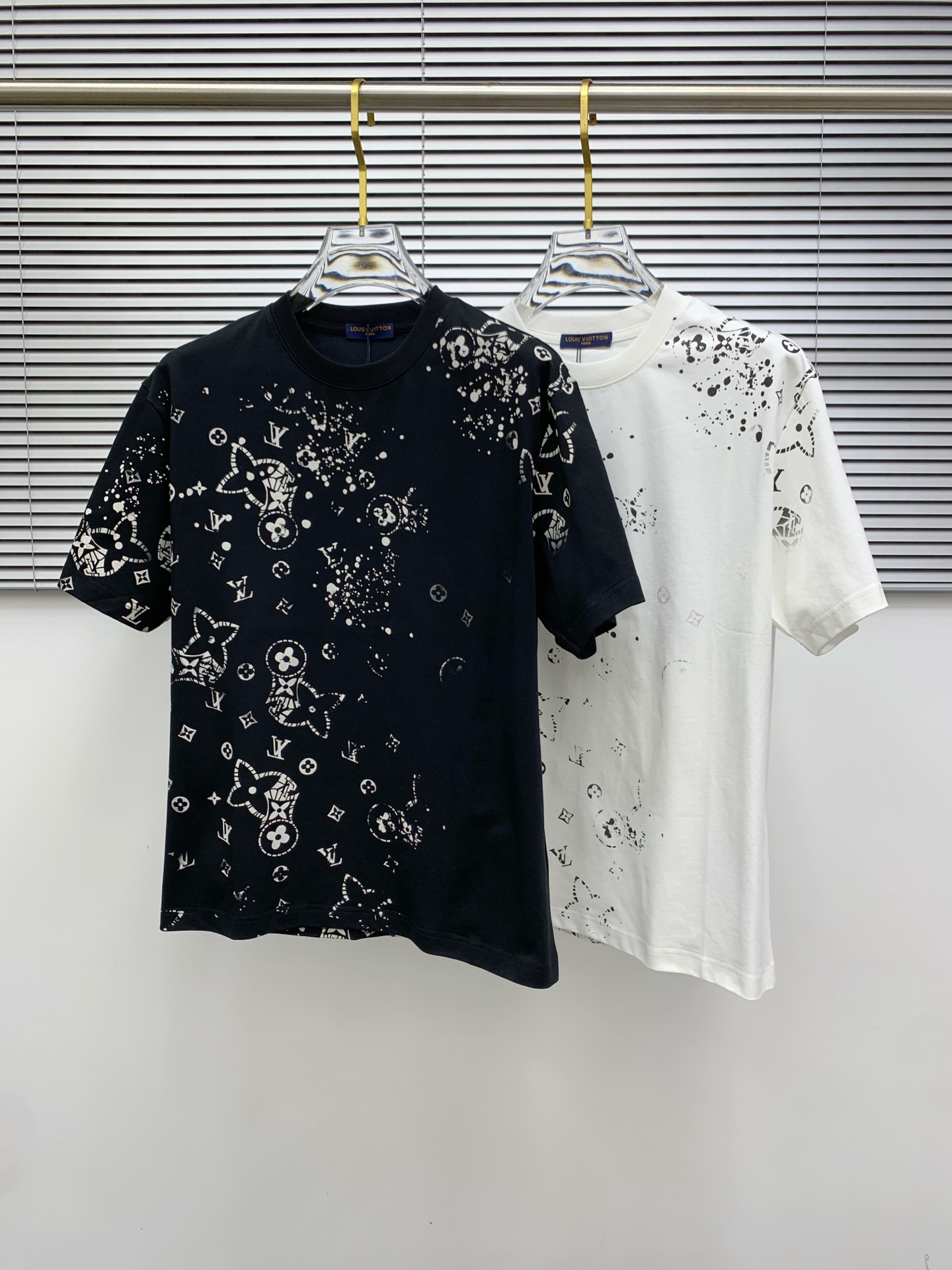 NO:141824,The latest fabric of ssLv pure cotton!  Classic logo pattern logo stylish simple trendy short sleeves, the top quality counter original single short sleeves, the top-level production process imported fabric, the unique design of the counter model, using imported high-end customized fabrics. The official website is on sale!  Excellent fabric style, size M-3XL, louis vuitton, T-shirt, alexander wang19860909ssLv纯棉最新面料！经典标识图案logo时尚简约潮流短袖,最顶级的品质专柜原单短袖,顶级制作工艺进口面料,专柜款独特设计,采用进口高端订制面料.官网在售！面料版型超赞 码数M-3XL,,louis vuitton,T-shirt,alexander wang,Men's clothing