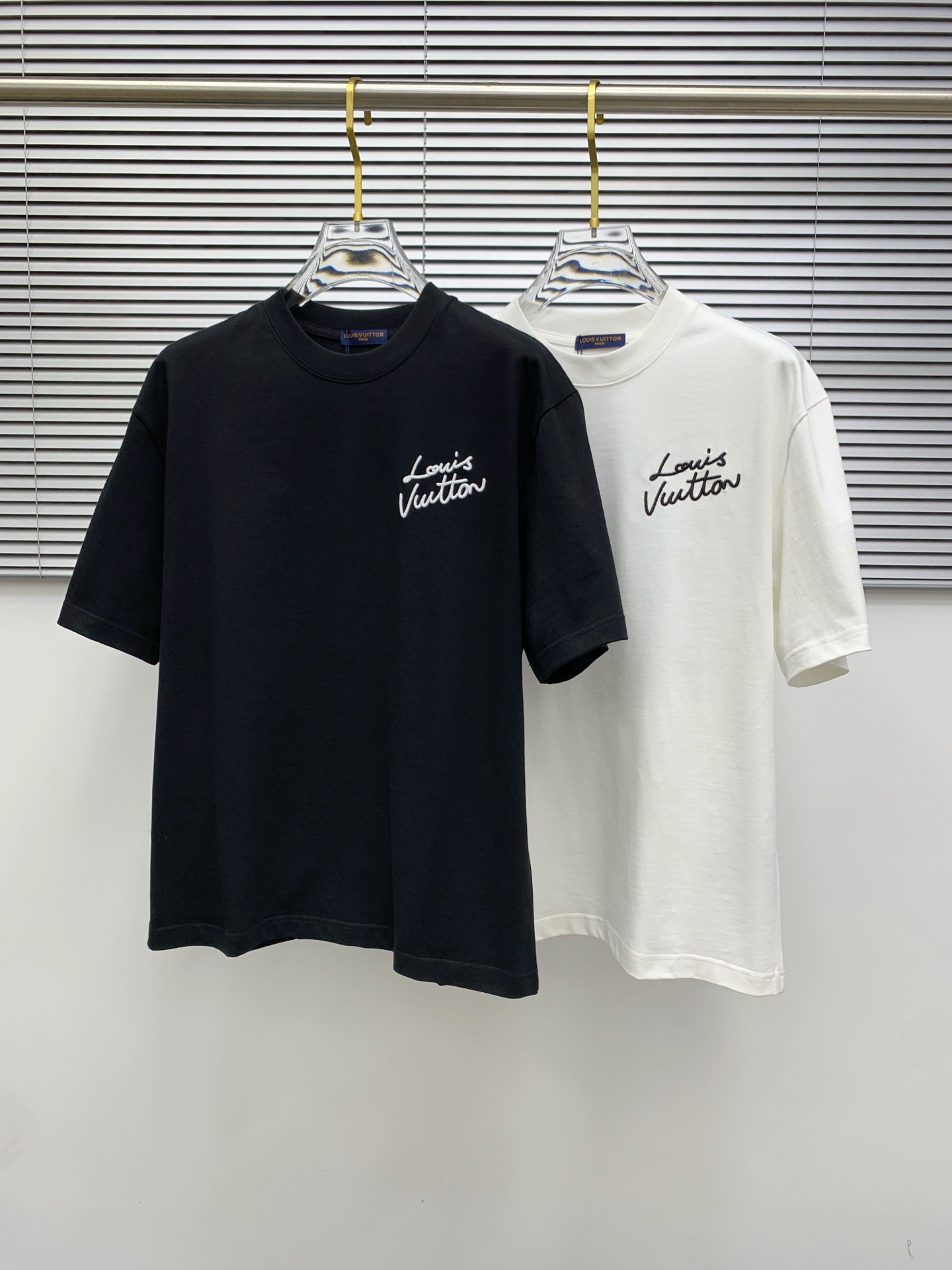 NO:141828,The latest fabric of ssLv pure cotton!  Classic logo pattern logo stylish simple trendy short sleeves, the top quality counter original single short sleeves, the top-level production process imported fabric, the unique design of the counter model, using imported high-end customized fabrics. The official website is on sale!  Excellent fabric style, size M-3XL, louis vuitton, T-shirt, alexander wang19860909ssLv纯棉最新面料！经典标识图案logo时尚简约潮流短袖,最顶级的品质专柜原单短袖,顶级制作工艺进口面料,专柜款独特设计,采用进口高端订制面料.官网在售！面料版型超赞 码数M-3XL,,louis vuitton,T-shirt,alexander wang,Men's clothing