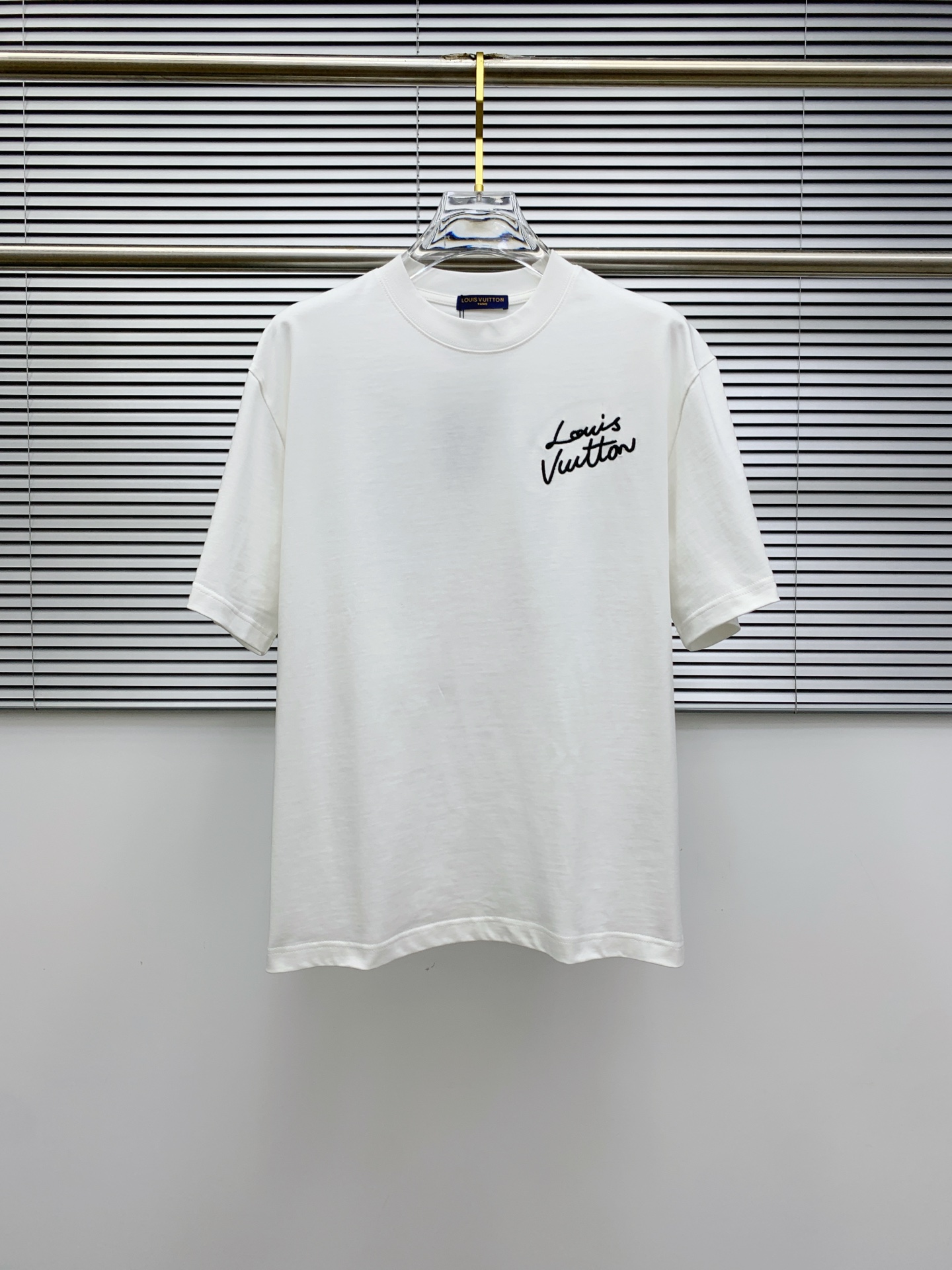 NO:141826,The latest fabric of ssLV pure cotton!  Classic logo pattern logo stylish simple trendy short sleeves, the top quality counter original single short sleeves, the top-level production process imported fabric, the unique design of the counter model, using imported high-end customized fabrics. The official website is on sale!  Excellent fabric style, size M-3XL, louis vuitton, T-shirt, alexander wang19860909ssLV纯棉最新面料！经典标识图案logo时尚简约潮流短袖,最顶级的品质专柜原单短袖,顶级制作工艺进口面料,专柜款独特设计,采用进口高端订制面料.官网在售！面料版型超赞 码数M-3XL,,louis vuitton,T-shirt,alexander wang,Men's clothing