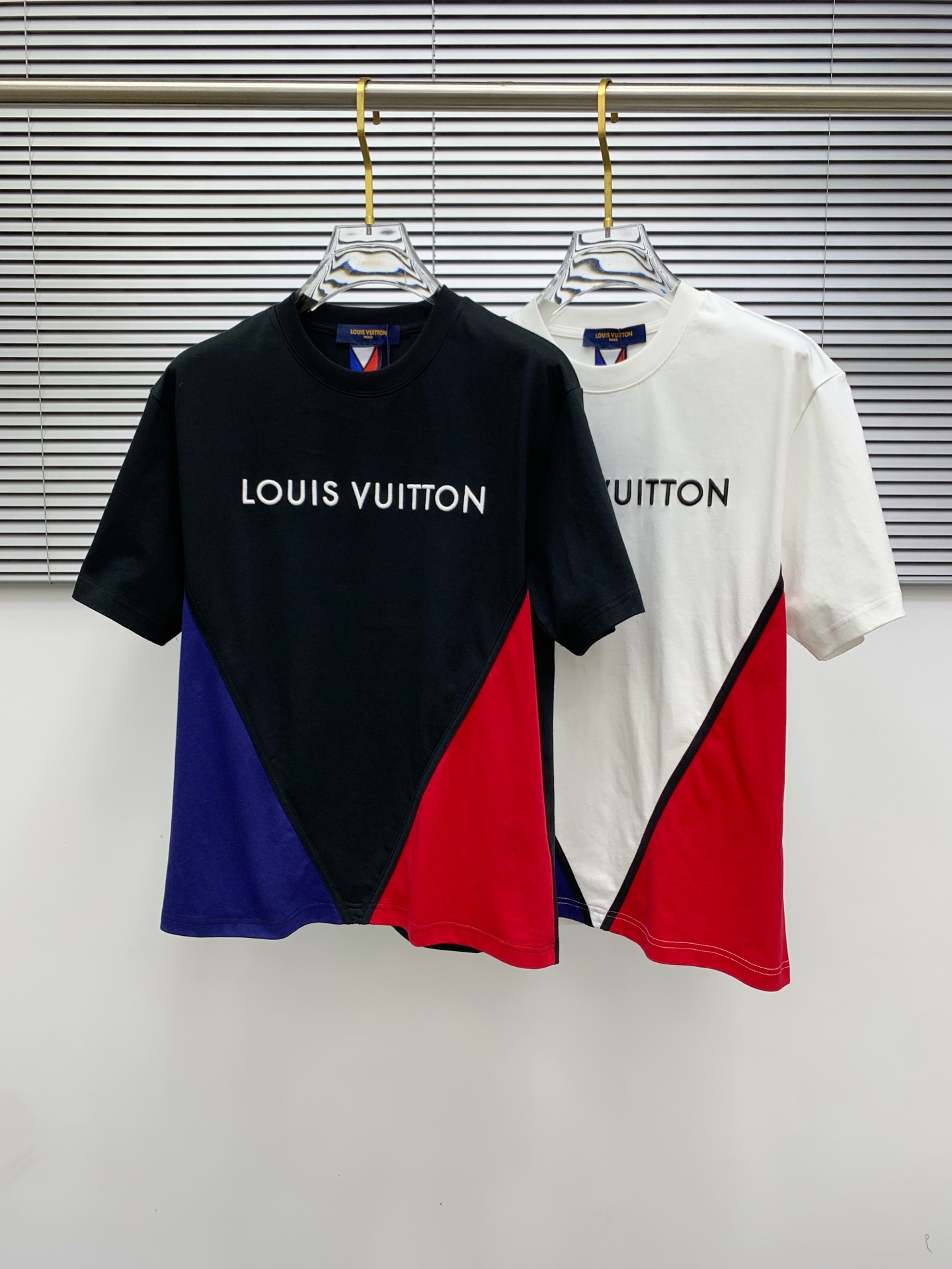 NO:141832,The latest fabric of ssLv pure cotton!  Classic logo pattern logo stylish simple trendy short sleeves, the top quality counter original single short sleeves, the top-level production process imported fabric, the unique design of the counter model, using imported high-end customized fabrics. The official website is on sale!  Excellent fabric style, size M-3XL, louis vuitton, T-shirt, alexander wang19860909ssLv纯棉最新面料！经典标识图案logo时尚简约潮流短袖,最顶级的品质专柜原单短袖,顶级制作工艺进口面料,专柜款独特设计,采用进口高端订制面料.官网在售！面料版型超赞 码数M-3XL,,louis vuitton,T-shirt,alexander wang,Men's clothing