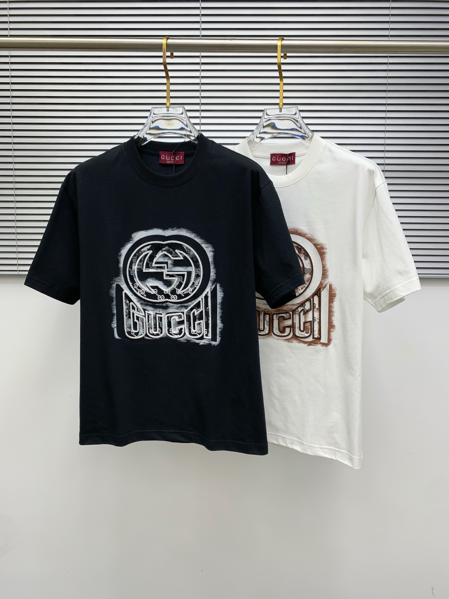 NO:141834,The latest fabric of ss Gucci pure cotton!  Classic logo pattern logo stylish simple trendy short sleeves, the top quality counter original single short sleeves, the top-level production process imported fabric, the unique design of the counter model, using imported high-end customized fabrics. The official website is on sale!  Excellent fabric style, size M-3XL, gucci, T-shirt, alexander wang19860909ss古驰纯棉最新面料！经典标识图案logo时尚简约潮流短袖,最顶级的品质专柜原单短袖,顶级制作工艺进口面料,专柜款独特设计,采用进口高端订制面料.官网在售！面料版型超赞 码数M-3XL,,gucci,T-shirt,alexander wang,Men's clothing