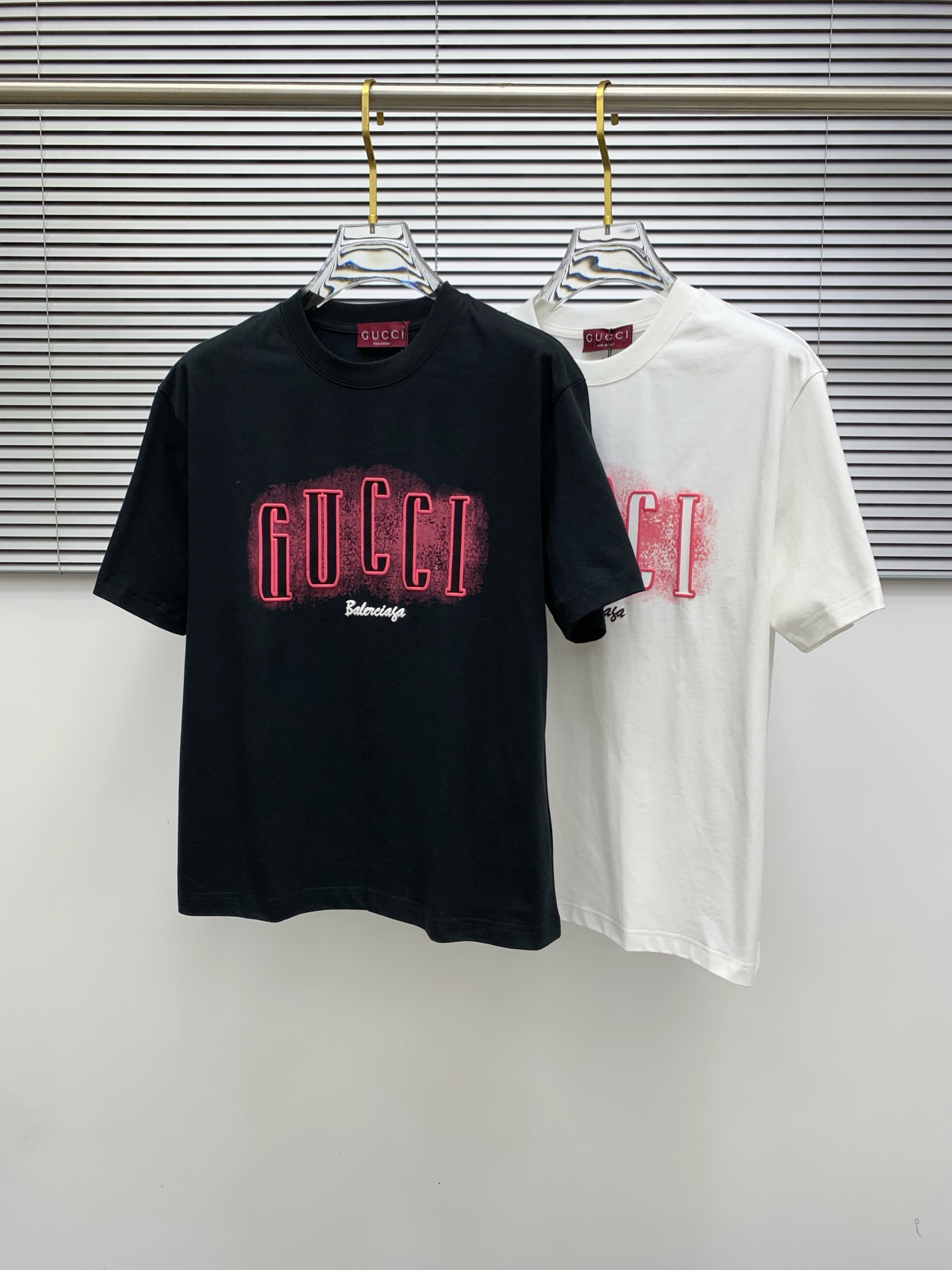 NO:141835,The latest fabric of ss Gucci pure cotton!  Classic logo pattern logo stylish simple trendy short sleeves, the top quality counter original single short sleeves, the top-level production process imported fabric, the unique design of the counter model, using imported high-end customized fabrics. The official website is on sale!  Excellent fabric style, size M-3XL, gucci, T-shirt, alexander wang19860909ss古驰纯棉最新面料！经典标识图案logo时尚简约潮流短袖,最顶级的品质专柜原单短袖,顶级制作工艺进口面料,专柜款独特设计,采用进口高端订制面料.官网在售！面料版型超赞 码数M-3XL,,gucci,T-shirt,alexander wang,Men's clothing