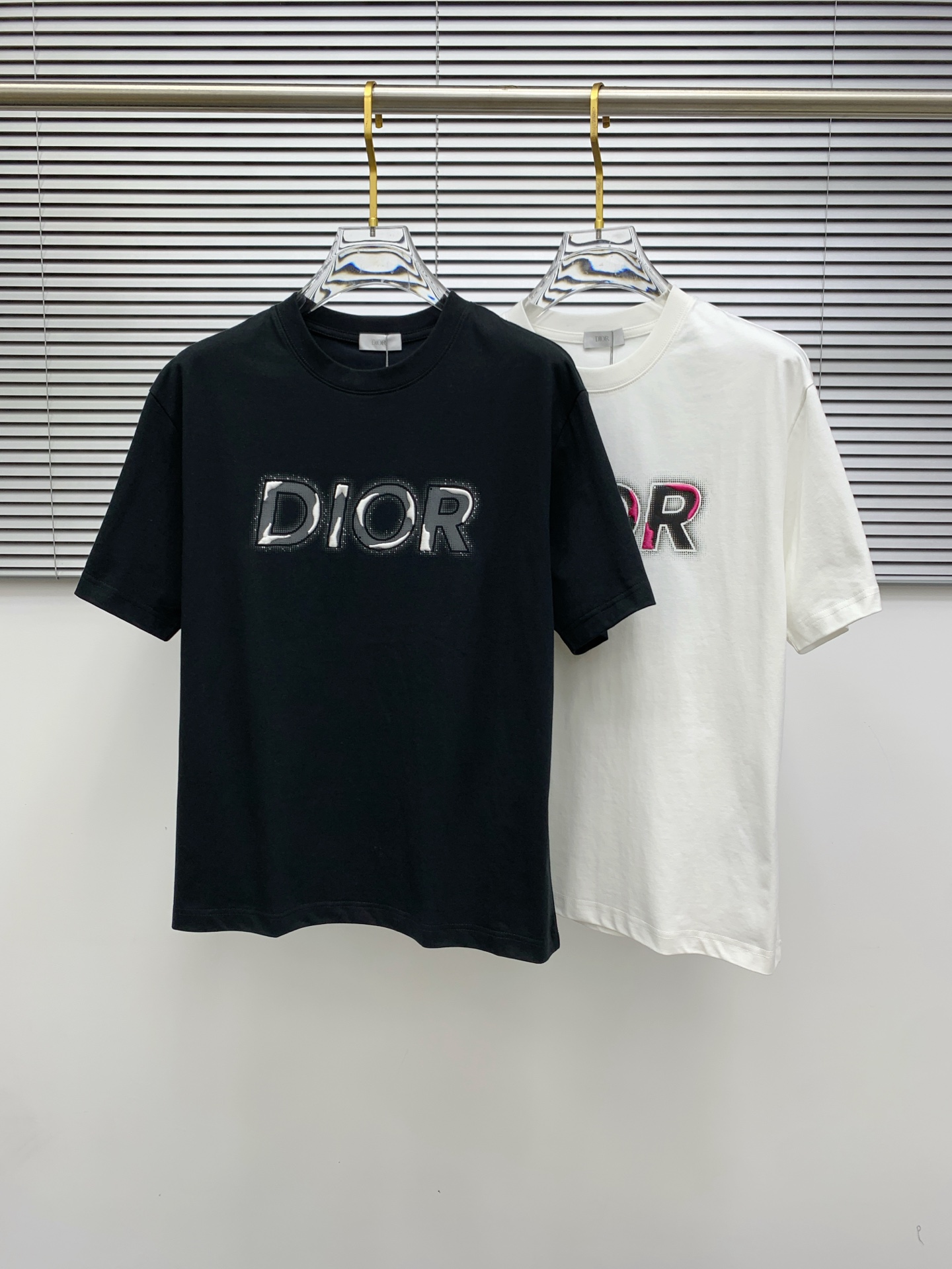 NO:141833,Ss Dior cotton latest fabric!  Classic logo pattern logo stylish simple trendy short sleeves, the top quality counter original single short sleeves, the top-level production process imported fabric, the unique design of the counter model, using imported high-end customized fabrics. The official website is on sale!  Excellent fabric style, size M-3XL, dior, T-shirt, alexander wang19860909ss迪奥纯棉最新面料！经典标识图案logo时尚简约潮流短袖,最顶级的品质专柜原单短袖,顶级制作工艺进口面料,专柜款独特设计,采用进口高端订制面料.官网在售！面料版型超赞 码数M-3XL,,dior,T-shirt,alexander wang,Men's clothing