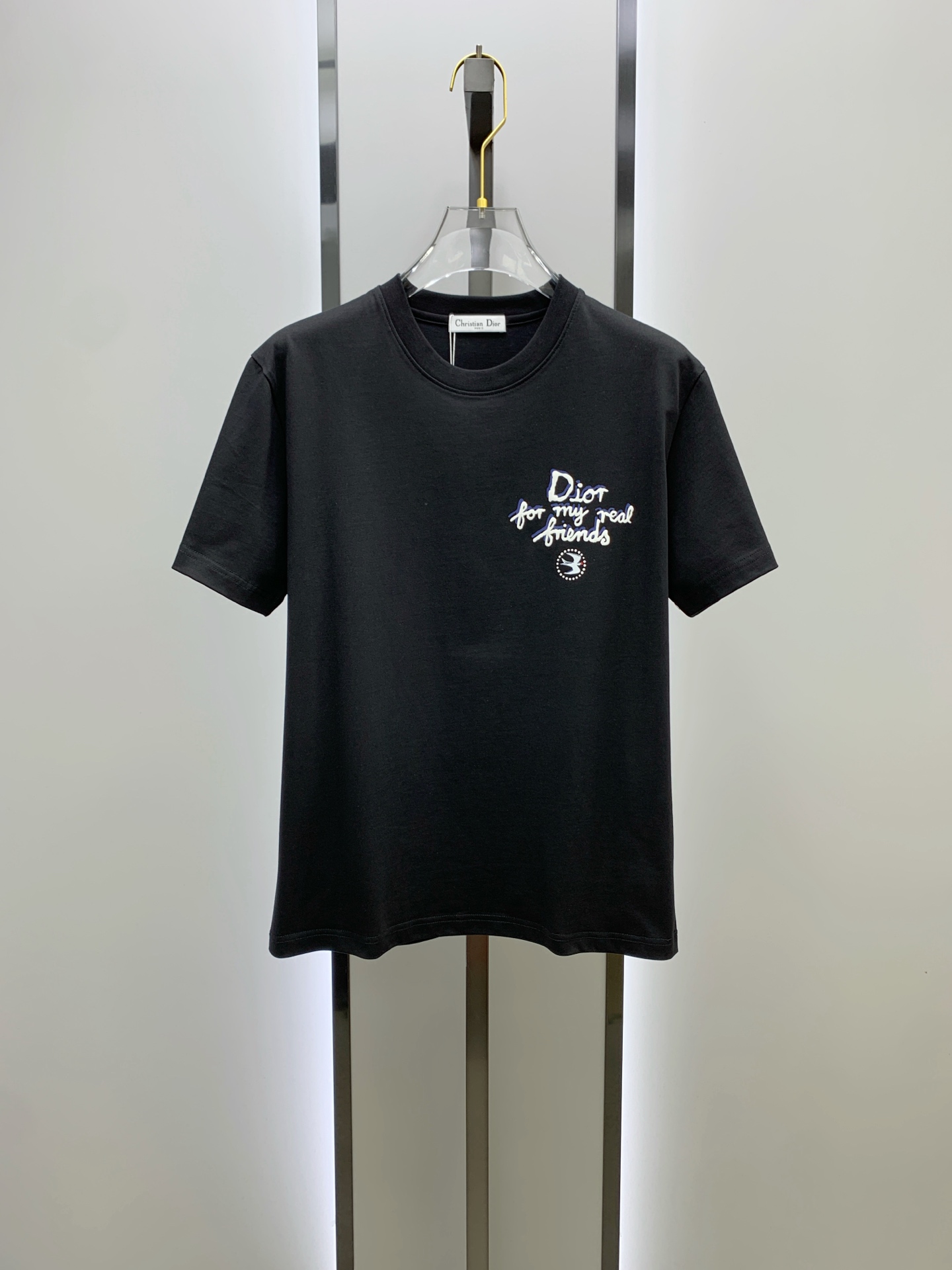 NO:140300,High-version Dior 2025 new classic round neck short sleeves, fashionable and versatile classic elements create exquisite craftsmanship counter fabrics, top-level elements are fusion, classic short sleeves 3 standards are complete, trendy men's fashion, whether it is the comfort of the upper body or it is an incomparable existence, a must-have for male gods. Code number XS-L, dior, T-shirt, alexander wang19860909高版本 迪奥2025新款经典圆领短袖,时尚百搭经典元素打造精致工艺专柜面料,顶级元素融合打造,经典短袖3标齐全,潮男时尚,无论是上身舒适度还是都是无可比拟的存在,男神必备.码数XS-L,,dior,T-shirt,alexander wang,Men's clothing