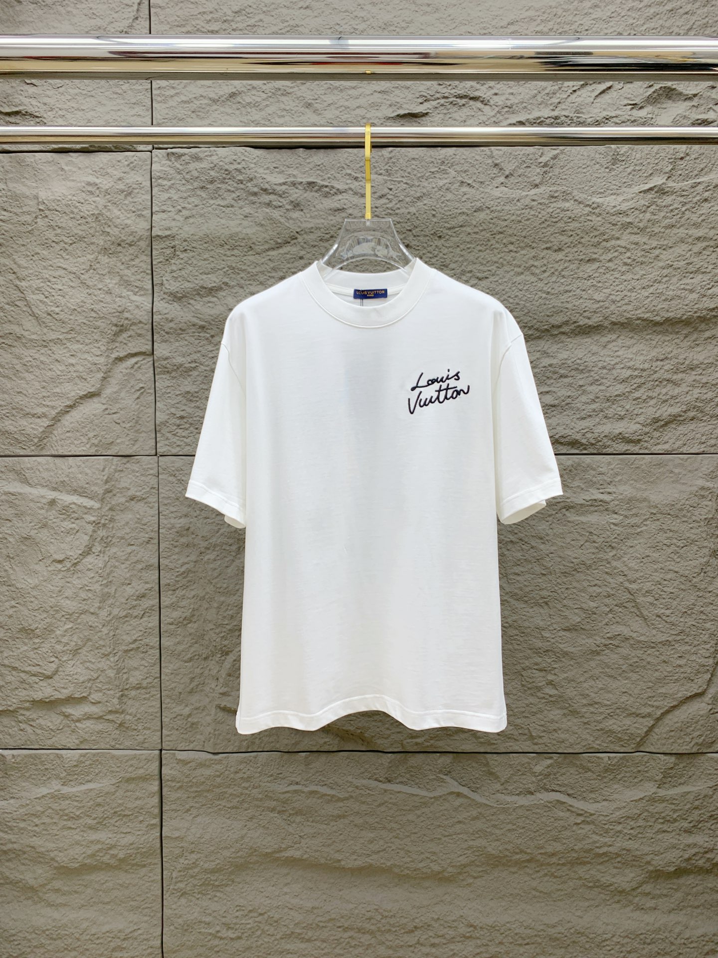 NO:522426,The latest fabric of ssLV pure cotton!  Classic logo pattern logo stylish simple trendy short sleeves, the top quality counter original single short sleeves, the top-level production process imported fabric, the unique design of the counter model, using imported high-end customized fabrics. The official website is on sale!  Excellent fabric style, size M-3XL, louis vuitton, T-shirt, alexander wang19860909ssLV纯棉最新面料！经典标识图案logo时尚简约潮流短袖,最顶级的品质专柜原单短袖,顶级制作工艺进口面料,专柜款独特设计,采用进口高端订制面料.官网在售！面料版型超赞 码数M-3XL,,louis vuitton,T-shirt,alexander wang,Men's clothing