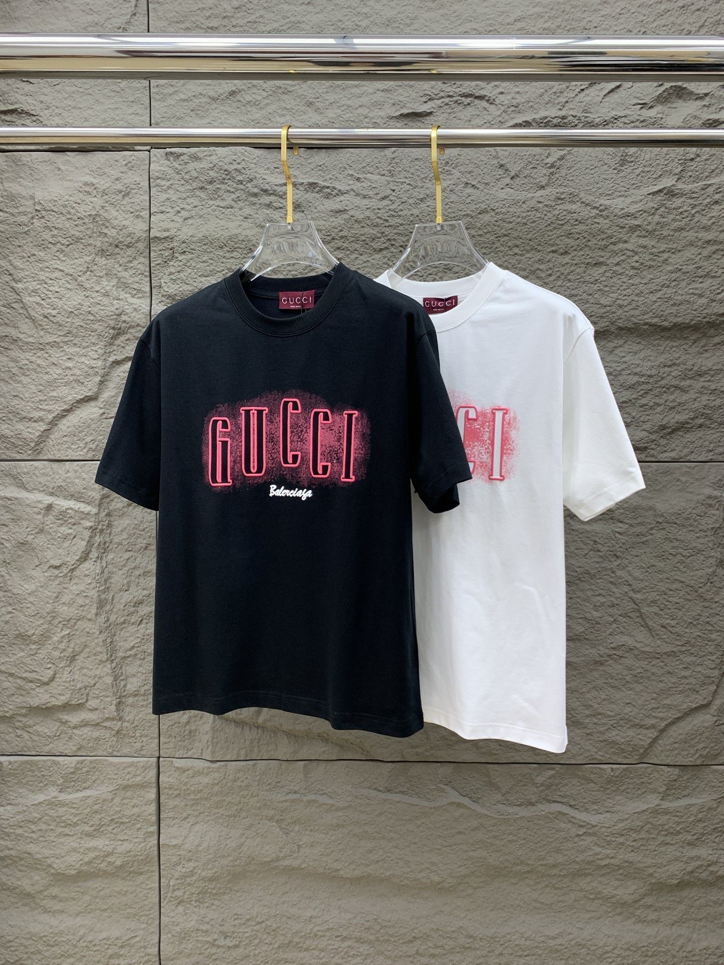 NO:522430,The latest fabric of ss Gucci pure cotton!  Classic logo pattern logo stylish simple trendy short sleeves, the top quality counter original single short sleeves, the top-level production process imported fabric, the unique design of the counter model, using imported high-end customized fabrics. The official website is on sale!  Excellent fabric style, size M-3XL, gucci, T-shirt, alexander wang19860909ss古驰纯棉最新面料！经典标识图案logo时尚简约潮流短袖,最顶级的品质专柜原单短袖,顶级制作工艺进口面料,专柜款独特设计,采用进口高端订制面料.官网在售！面料版型超赞 码数M-3XL,,gucci,T-shirt,alexander wang,Men's clothing