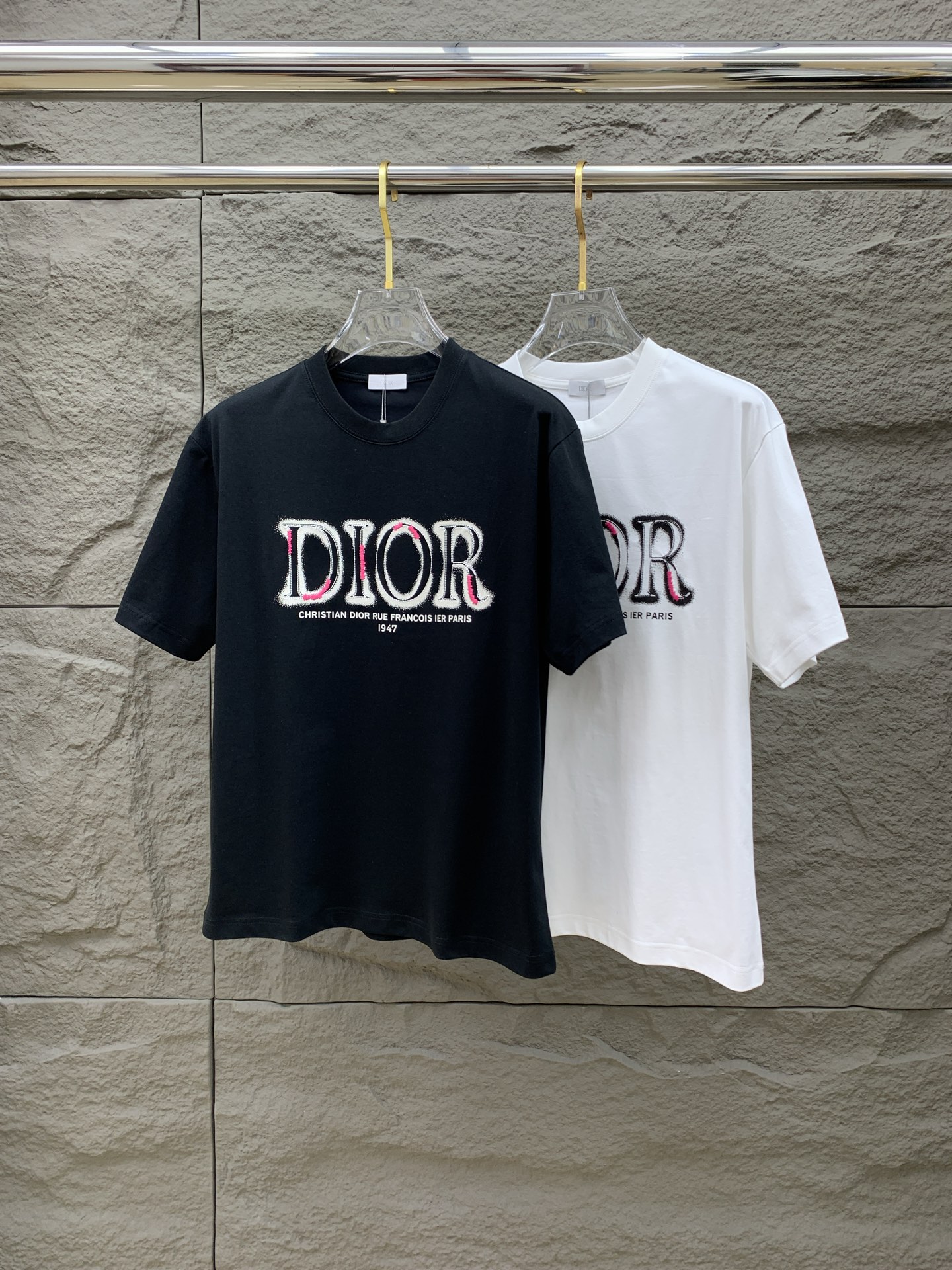 NO:503079,Ss Dior cotton latest fabric!  Classic logo pattern logo stylish simple trendy short sleeves, the top quality counter original single short sleeves, the top-level production process imported fabric, the unique design of the counter model, using imported high-end customized fabrics. The official website is on sale!  Excellent fabric style, size M-3XL, dior, T-shirt, alexander wang19860909ss迪奥纯棉最新面料！经典标识图案logo时尚简约潮流短袖,最顶级的品质专柜原单短袖,顶级制作工艺进口面料,专柜款独特设计,采用进口高端订制面料.官网在售！面料版型超赞 码数M-3XL,,dior,T-shirt,alexander wang,Men's clothing