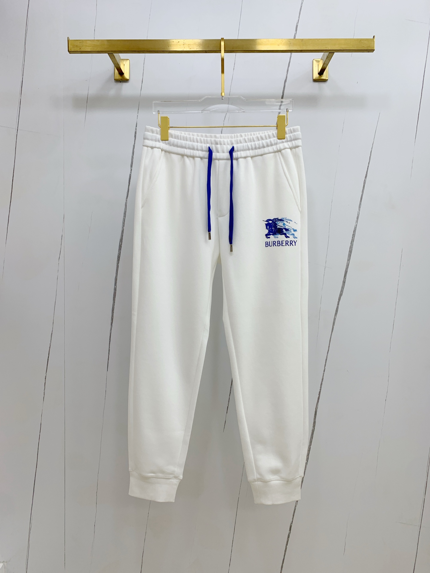 NO:135909,Burberry Spring and Summer Hot Products are coming!  Solid color casual pants, specially provided fabrics. All civil servants/office workers/broad spectrum people are available. The complete set of the latest hang tags/responsive MILANO classic main mark!  Original Italian flavor!  Integrated locked edges and wraps!  Code number m-3XL, burberry, alexander wang19860909巴宝莉春夏 爆款来袭！纯色休闲裤,特供面料. 公务员/上班族/广谱人群均可.全套最新款吊牌/延用MILANO经典主唛！原汁原味的意大利制造风味！一体化锁边包边！码数m-3XL,,burberry,alexander wang,Men's clothing