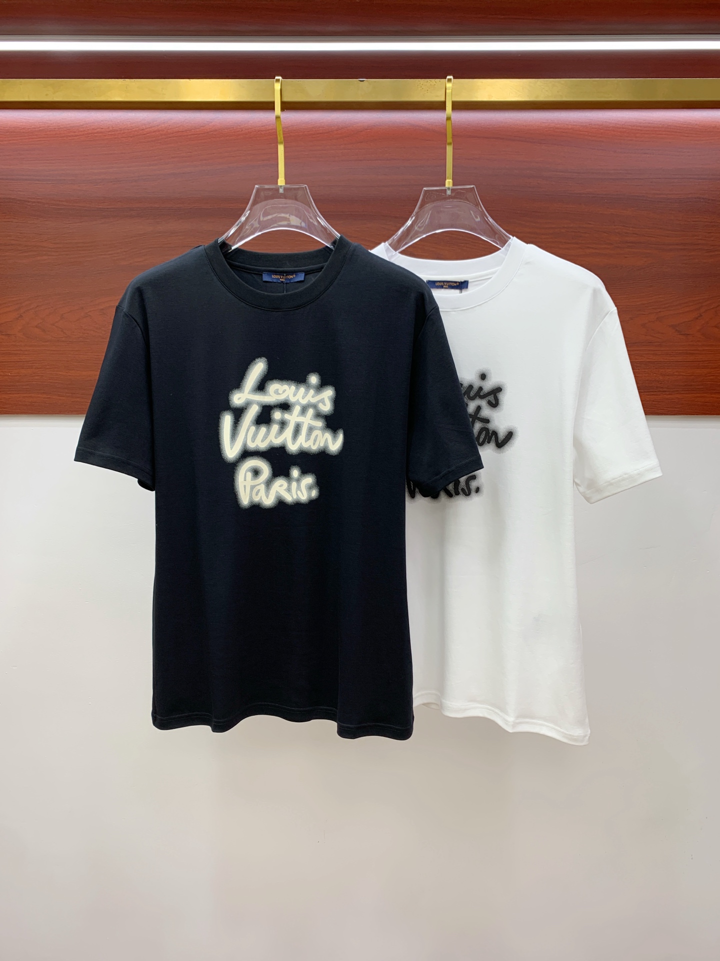 NO:461924,LV2025 spring and summer new short-sleeved T-shirt for men and women, the latest model is exclusively available on the entire network!  !  ~ It is classic and fashionable and versatile, who doesn’t like it? It will show the classic again. It is very pleasing to the eye and comes with a low luxury halo and recognition!  The traditional brand concept and modern advanced technology are perfectly combined. Coupled with the extremely modern and simple design, the exclusive logo pattern towel embroidery design!  Customized 100% imported pure cotton fabric!  The texture of this model is quite touching, the specifications and grades are known with tentacles. The degree of delicateness and breathability are top-notch!  Size M-3XL, louis vuitton, T-shirt,tees, t-shirt,alexander wang19860909LV2025春夏新款男女同款短袖T恤,最新款全网独家首上！！~既经典有时尚百搭,谁不爱啊,将经典再次展现,非常的耐看,自带低奢光环与辨识度！传统的品牌理念和现代化的先进技术进行了完美结合.加上极其现代摩登风范的简约设计,专属logo图案毛巾绣设计！定制百分百进口纯棉面料！此款的质感相当感人 触手便知规格档次 细腻程度与透气效果堪称顶级！尺码M-3XL,,louis vuitton,T-shirt,tees，t-shirt,alexander wang,Men's clothing