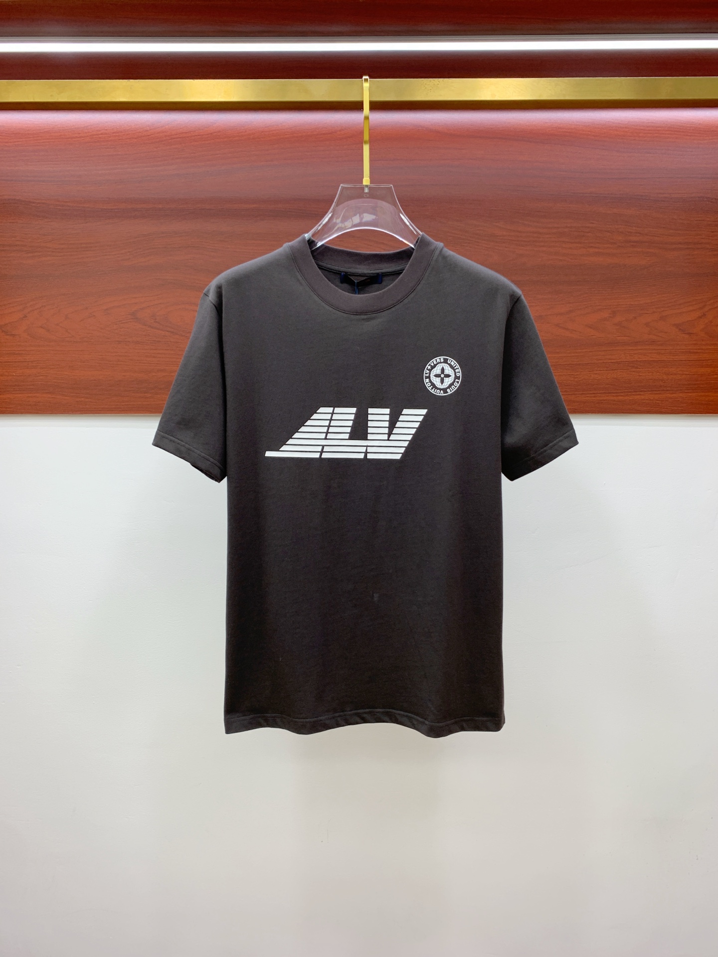 NO:462690,LV2025 spring and summer new short-sleeved T-shirt for men and women, the latest model is exclusively available on the entire network!  !  ~ It is classic and fashionable and versatile, who doesn’t like it? It will show the classic again. It is very pleasing to the eye and comes with a low luxury halo and recognition!  The traditional brand concept and modern advanced technology are perfectly combined. Coupled with the extremely modern and simple design, the exclusive logo pattern towel embroidery design!  Customized 100% imported pure cotton fabric!  The texture of this model is quite touching, the specifications and grades are known with tentacles. The degree of delicateness and breathability are top-notch!  Size M-3XL!  ,,louis vuitton,T-shirt,tees,t-shirt,alexander wang19860909LV2025春夏新款男女同款短袖T恤,最新款全网独家首上！！~既经典有时尚百搭,谁不爱啊,将经典再次展现,非常的耐看,自带低奢光环与辨识度！传统的品牌理念和现代化的先进技术进行了完美结合.加上极其现代摩登风范的简约设计,专属logo图案毛巾绣设计！定制百分百进口纯棉面料！此款的质感相当感人 触手便知规格档次 细腻程度与透气效果堪称顶级！尺码M-3XL！,,louis vuitton,T-shirt,tees，t-shirt,alexander wang,Men's clothing