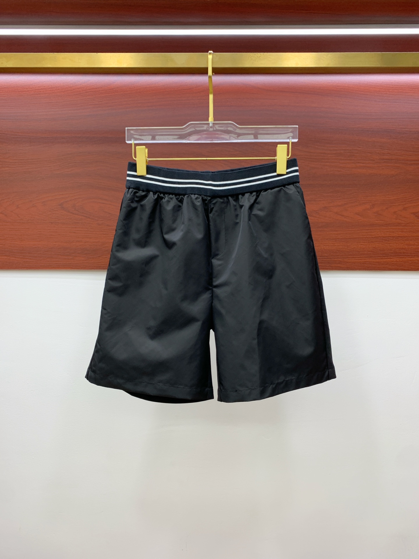 NO:461946,Prada has three standards, 2025 summer new men's casual shorts, high-end custom fabric, breathable fabric, extremely breathable, elastic and comfortable, impeccable details, top-level auxiliary materials, original logo design concept, delicate and soft feel!  The upper body style is excellent!  Size M-2XL, prada, shorts, alexander wang19860909普拉达 三标齐全 2025夏季新款男士休闲短裤,高级定制面料透气面料 透气弹力舒适度极高,细节无可挑剔,顶级辅料配备,原版logo设计理念,手感细腻柔软！上身版型超赞！尺码M-2XL,,prada,shorts,alexander wang,Men's clothing