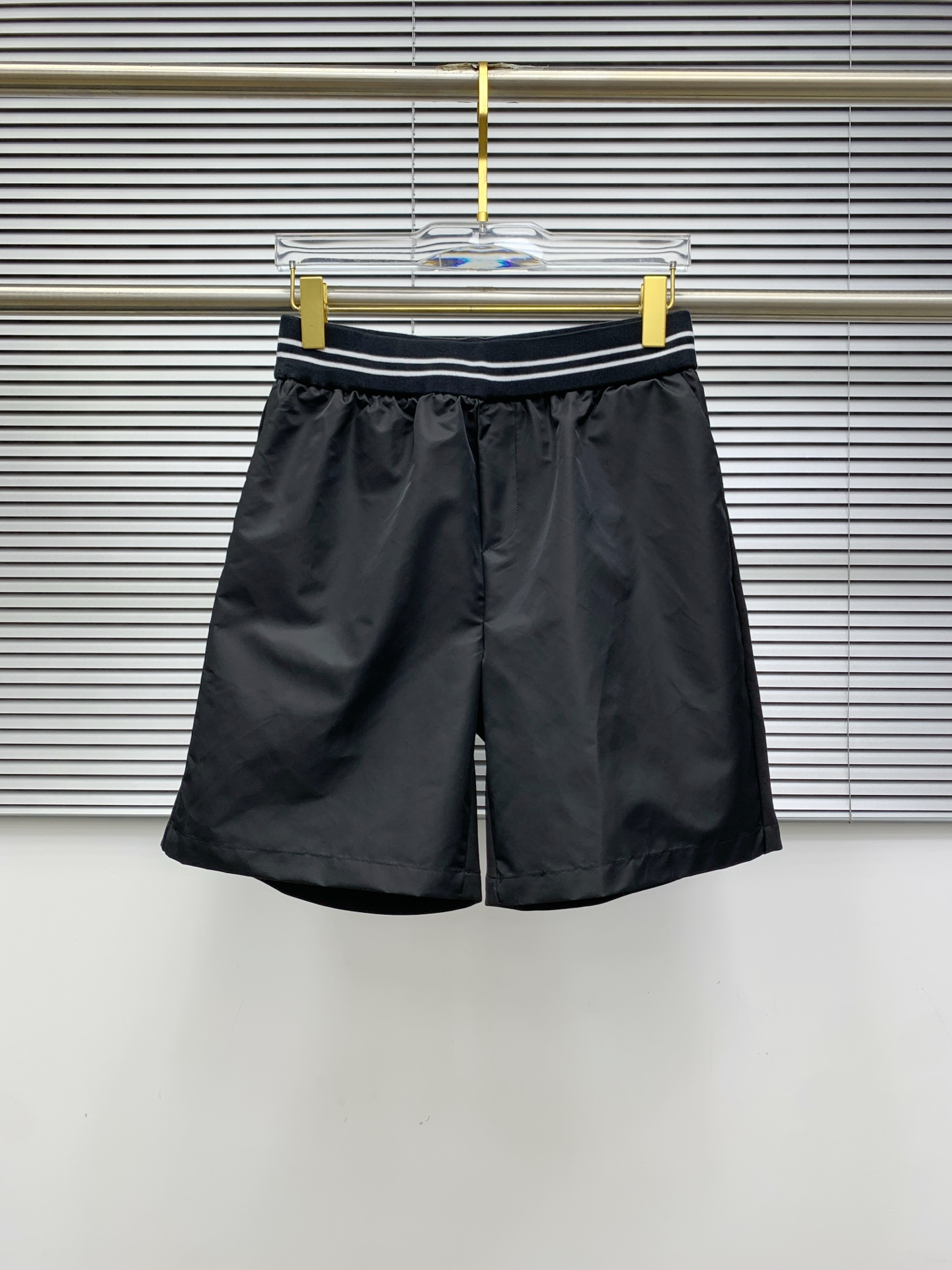 NO:521133,Prada has complete three standards. 2025 summer new men's casual shorts, high-end custom fabric breathable fabric, extremely breathable, elastic and comfortable, impeccable details, top-level auxiliary materials, original logo design concept, delicate and soft feel!  The upper body style is excellent!  Size M-2XL, prada, shorts, alexander wang19860909普拉达 三标齐全 2025夏季新款男士休闲短裤,高级定制面料透气面料 透气弹力舒适度极高,细节无可挑剔,顶级辅料配备,原版logo设计理念,手感细腻柔软！上身版型超赞！尺码M-2XL,,prada,shorts,alexander wang,Men's clothing